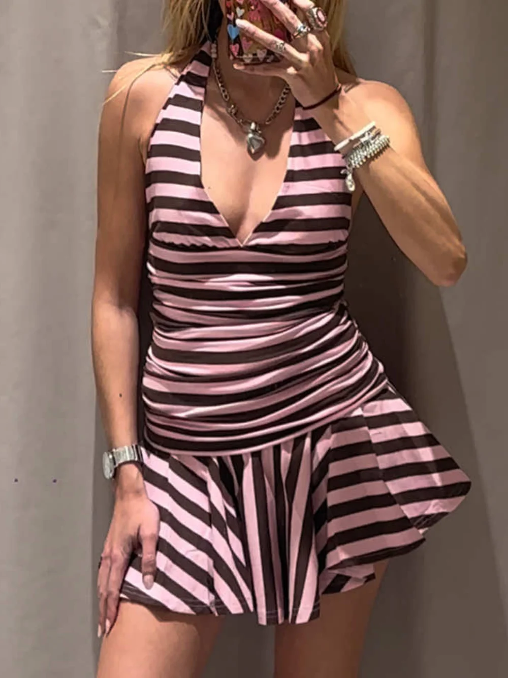 Sexy gestreiftes Neckholder-Minikleid für Damen, tiefer V-Ausschnitt, rückenfrei, gerüschtes, figurbetontes Kleid, Sommer, ärmellos, Rüschen, Strand- und Urlaubskleid