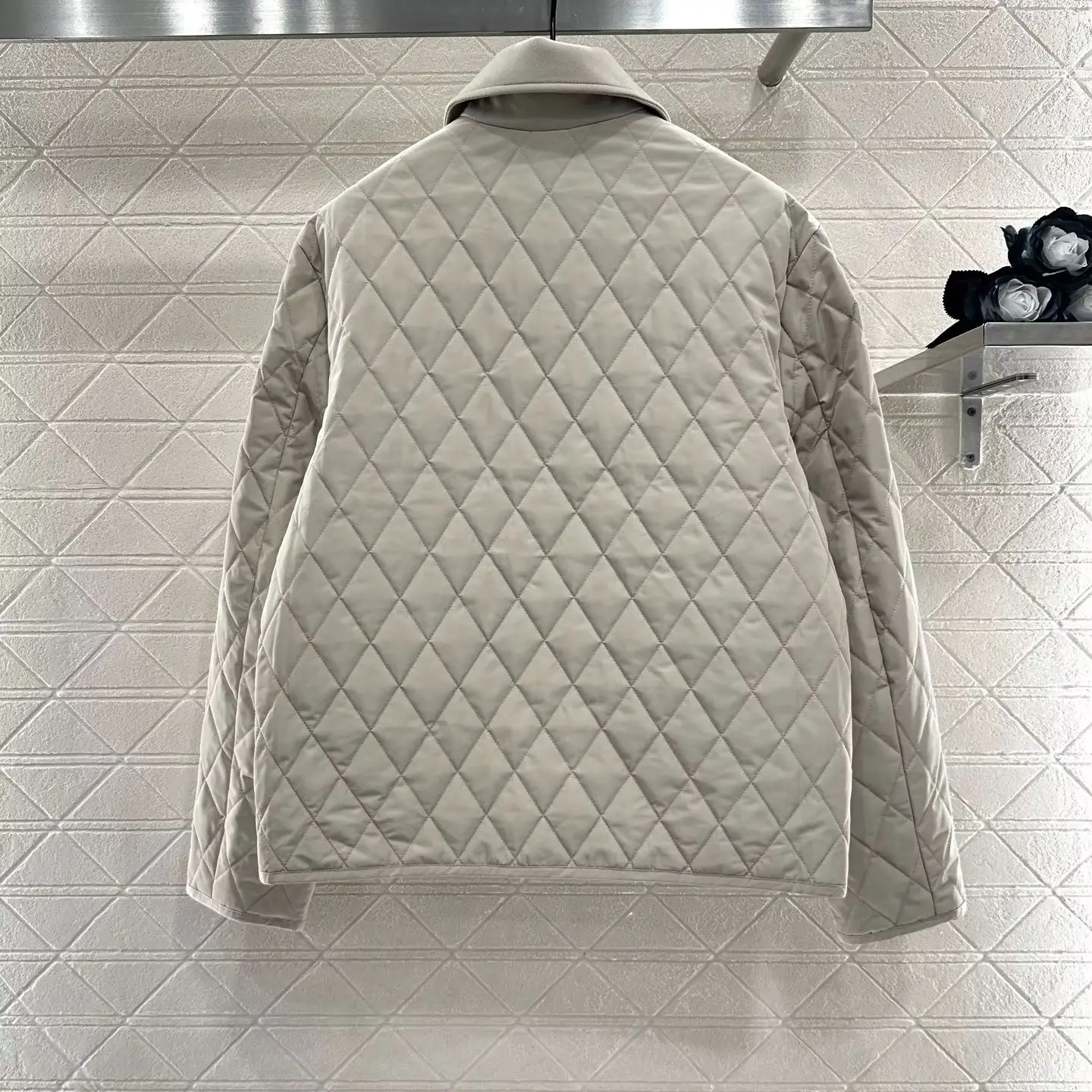 

Новое поступление 2025 года, двусторонняя хлопковая куртка с лацканами, ветрозащитный и водонепроницаемый нейлоновый материал, пуховый хлопок с тиснением бриллиантов