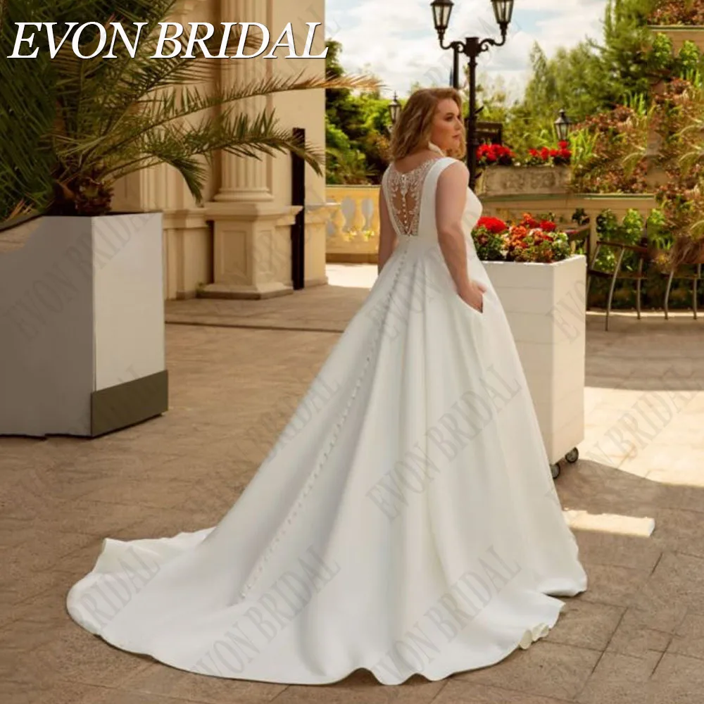 EVON BRIDAL Raso senza maniche abito da sposa Plus Size V-Neck Applique Illusion Back EVON abito da sposa senza maniche in raso da sposa Plus Size con scollo a v Applique Illusion Back Bride Dress muslimedamen groische