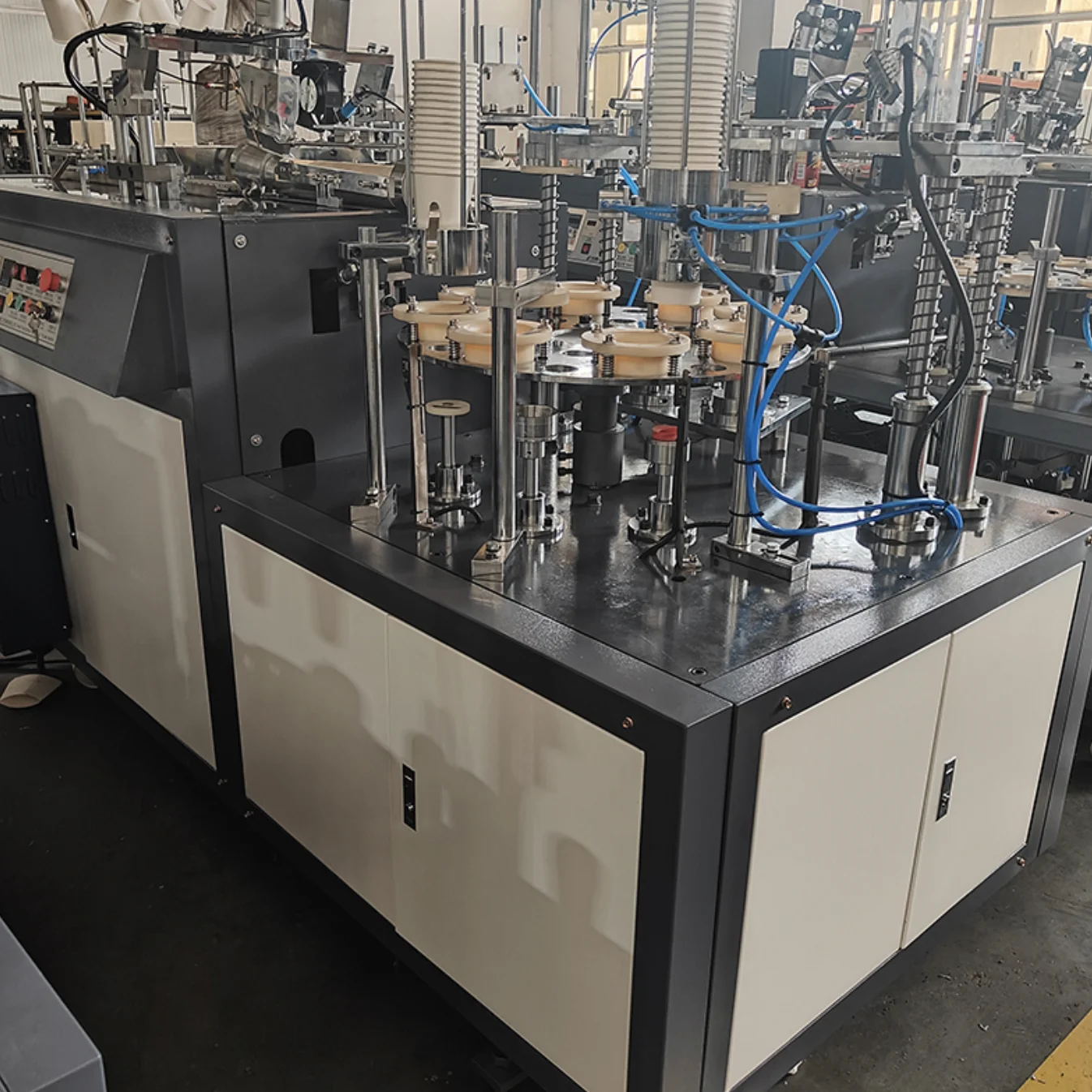 2025 السعر المنخفض رخيصة الثمن التلقائي بالكامل عالية السرعة المتاح ورقة آلة تشكيل فنجان القهوة سعر آلة صنع الأكواب الورقية