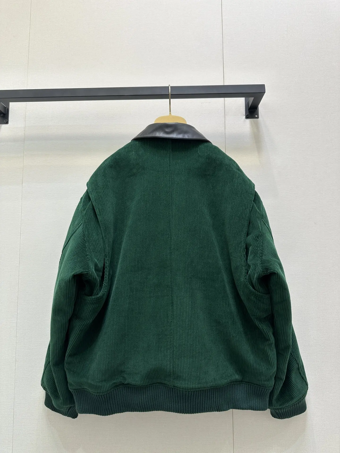 

2025 Новая и модная высококачественная куртка в рубчик с трехмерным вырезом на молнии в стиле пэчворк с завязками