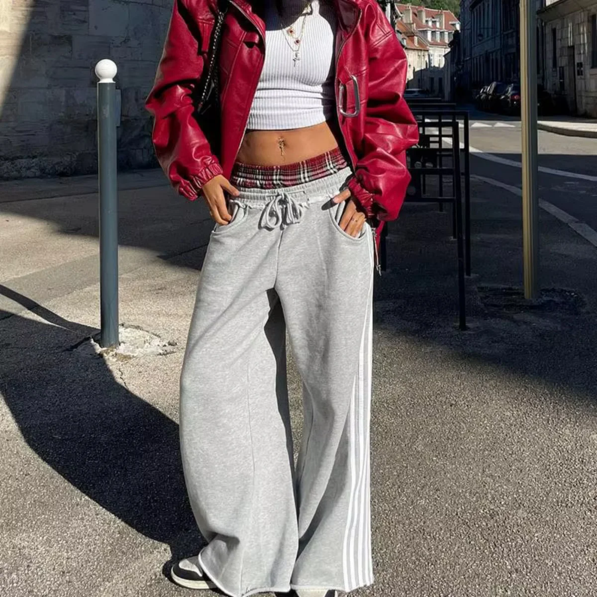 Retro Damenhose, locker geschnitten, im zweiteiligen Look, mit doppeltem Bund und Streifen, Frühjahr 2026, modische Freizeit- und Büro-Langhose – Detail 2