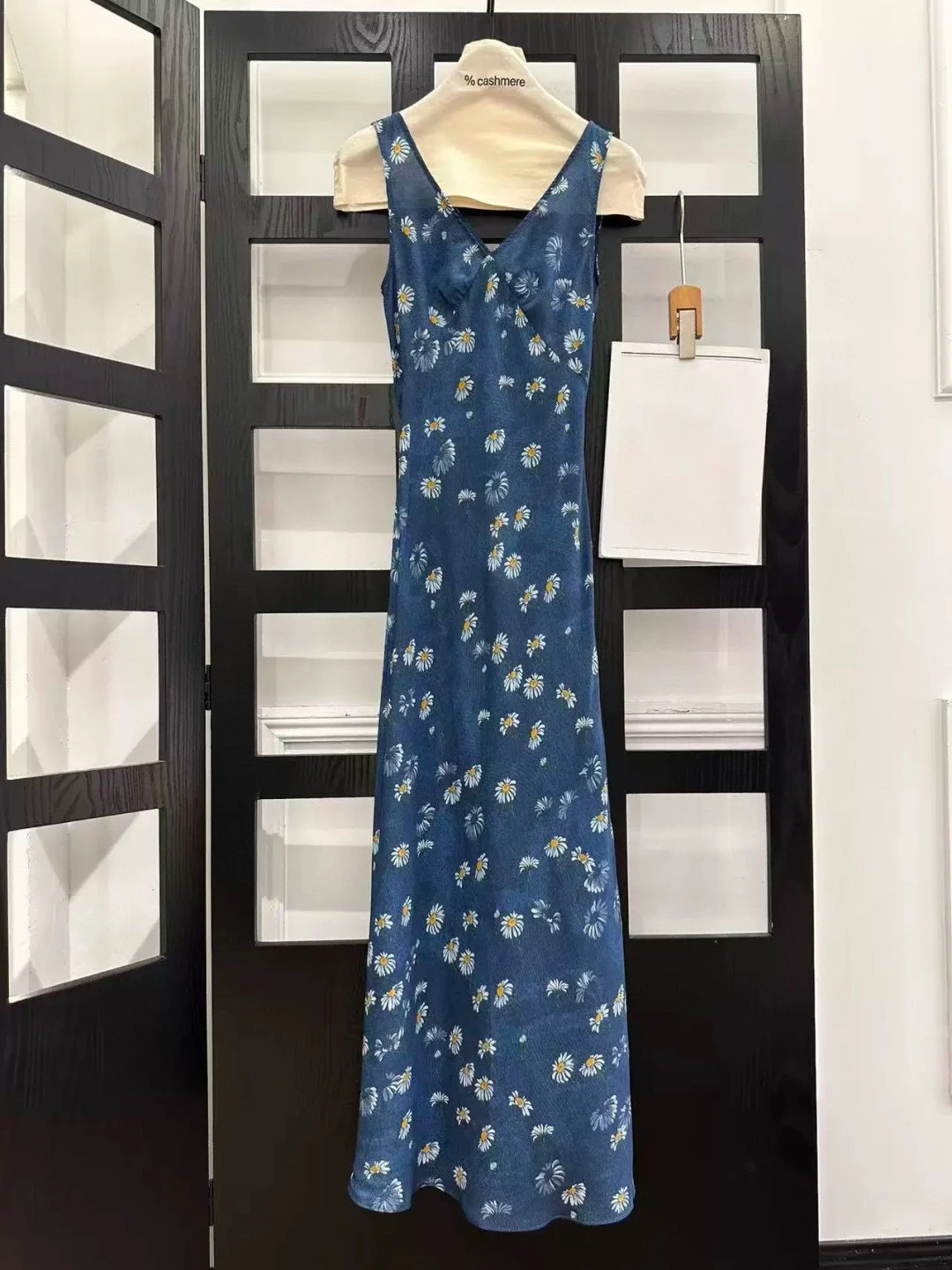 Classic summer sleeveless figure flattering silk dress