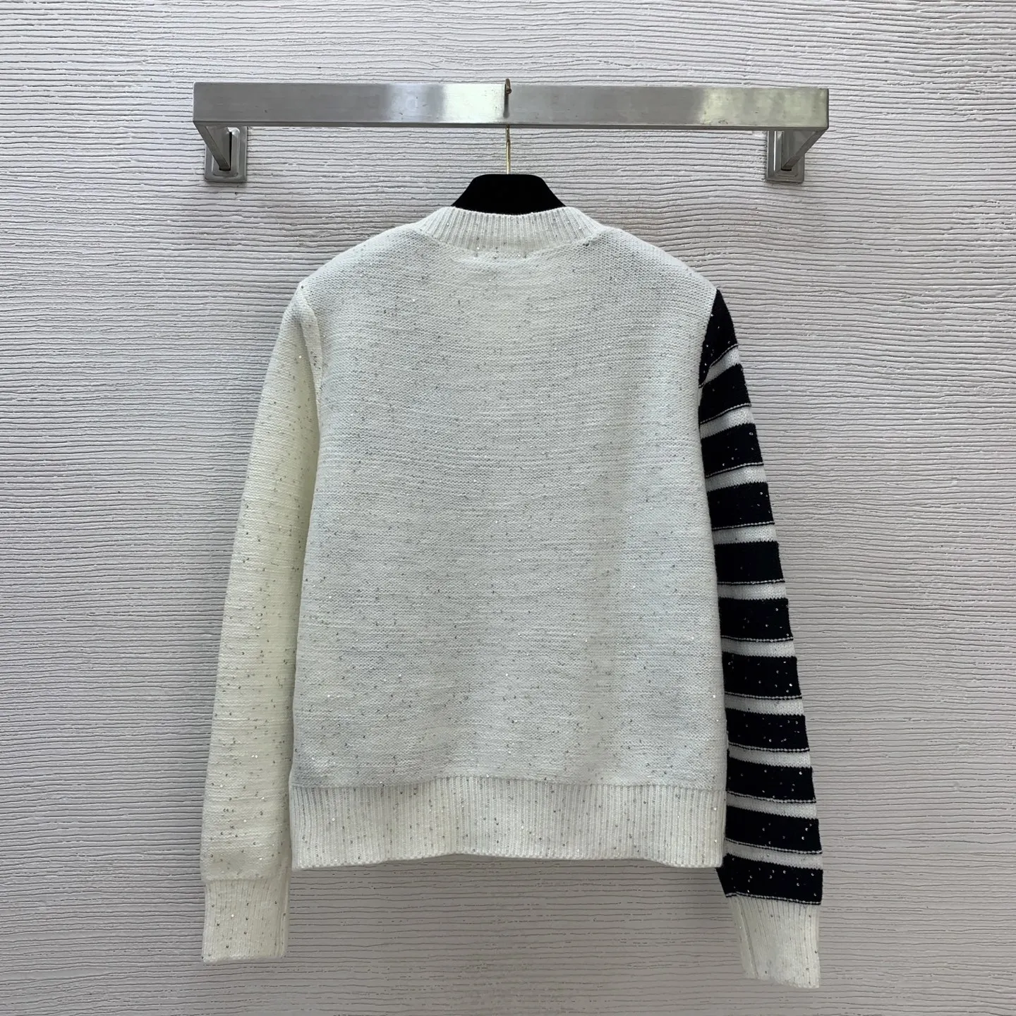 

2025 Жаккардовый приталенный крой и утягивающий вязаный кардиган на пуговицах с круглым вырезом и длинными рукавами в нерегулярную полоску 49