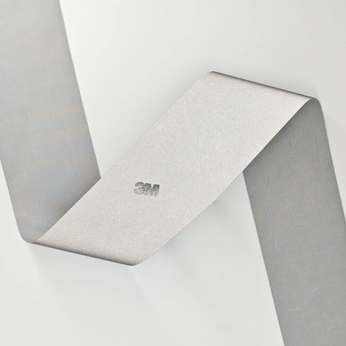 شريط عاكس 3M |   شريط أمان عالي الوضوح بشريط قماشي للخياطة بالمتر |   عرض 2.5 سم و5 سم |   100% بوليستر