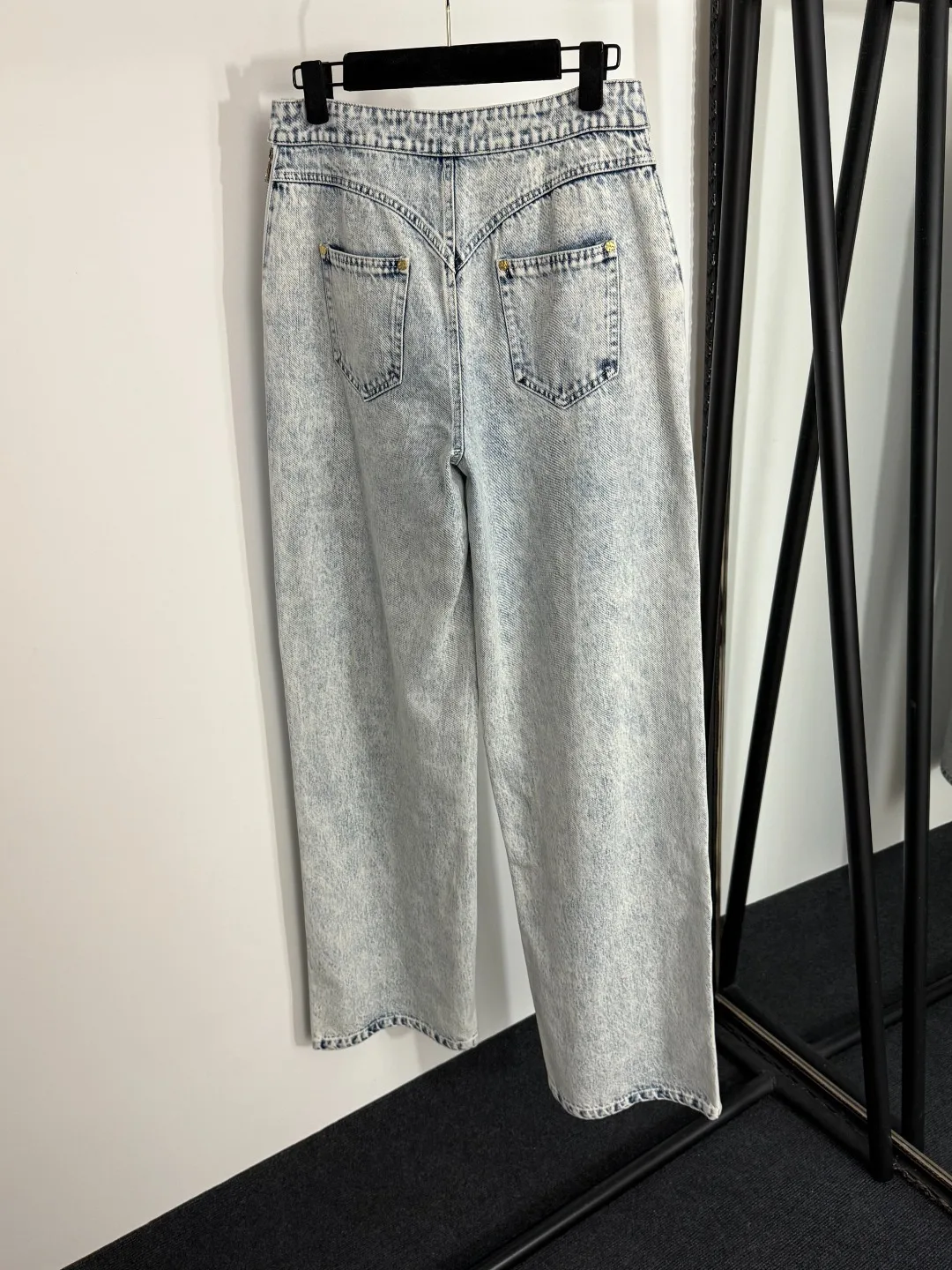 

Новые зимние модные потертые джинсовые брюки с золотыми пуговицами 2025 года