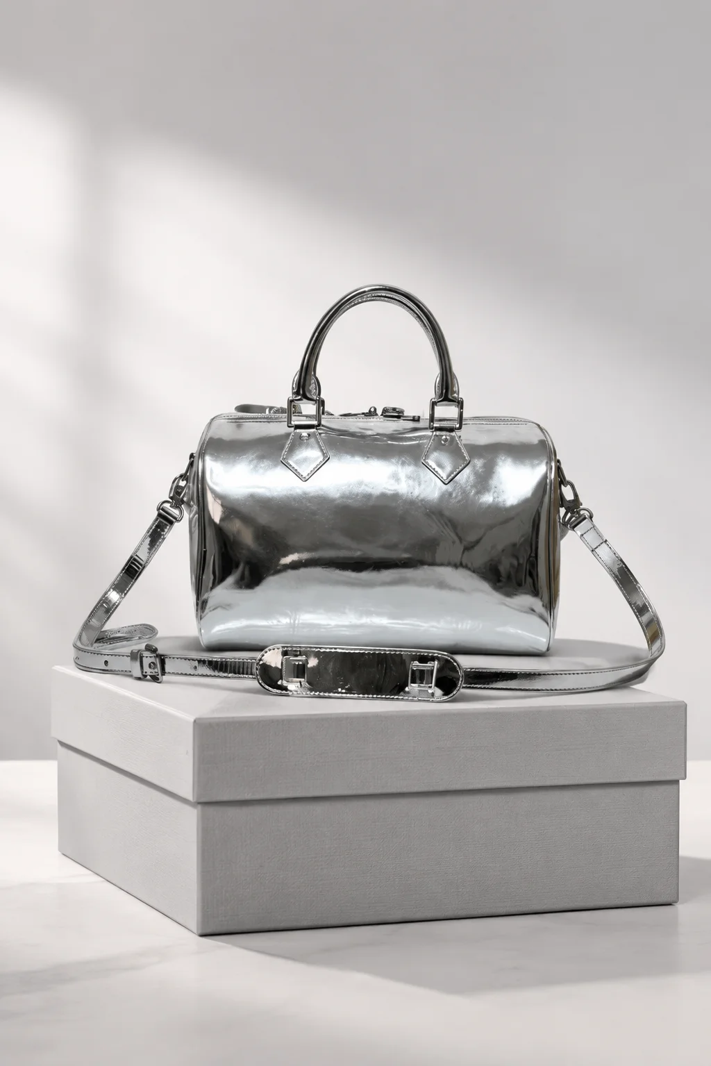 

2026 Fashion New Luxury Women'S Bag 30X21X17CM Portable Silver Glossy Handbag With Shoulder Strap Speed Shoulder Bag Without Box