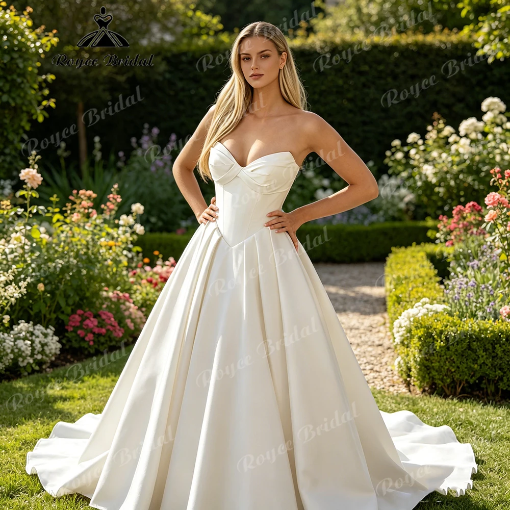 Trägerloses Ballkleid aus Satin mit Herzausschnitt, plissiertem Oberteil, hohem Schlitz und Kathedralenschleppe – Maßanfertigung