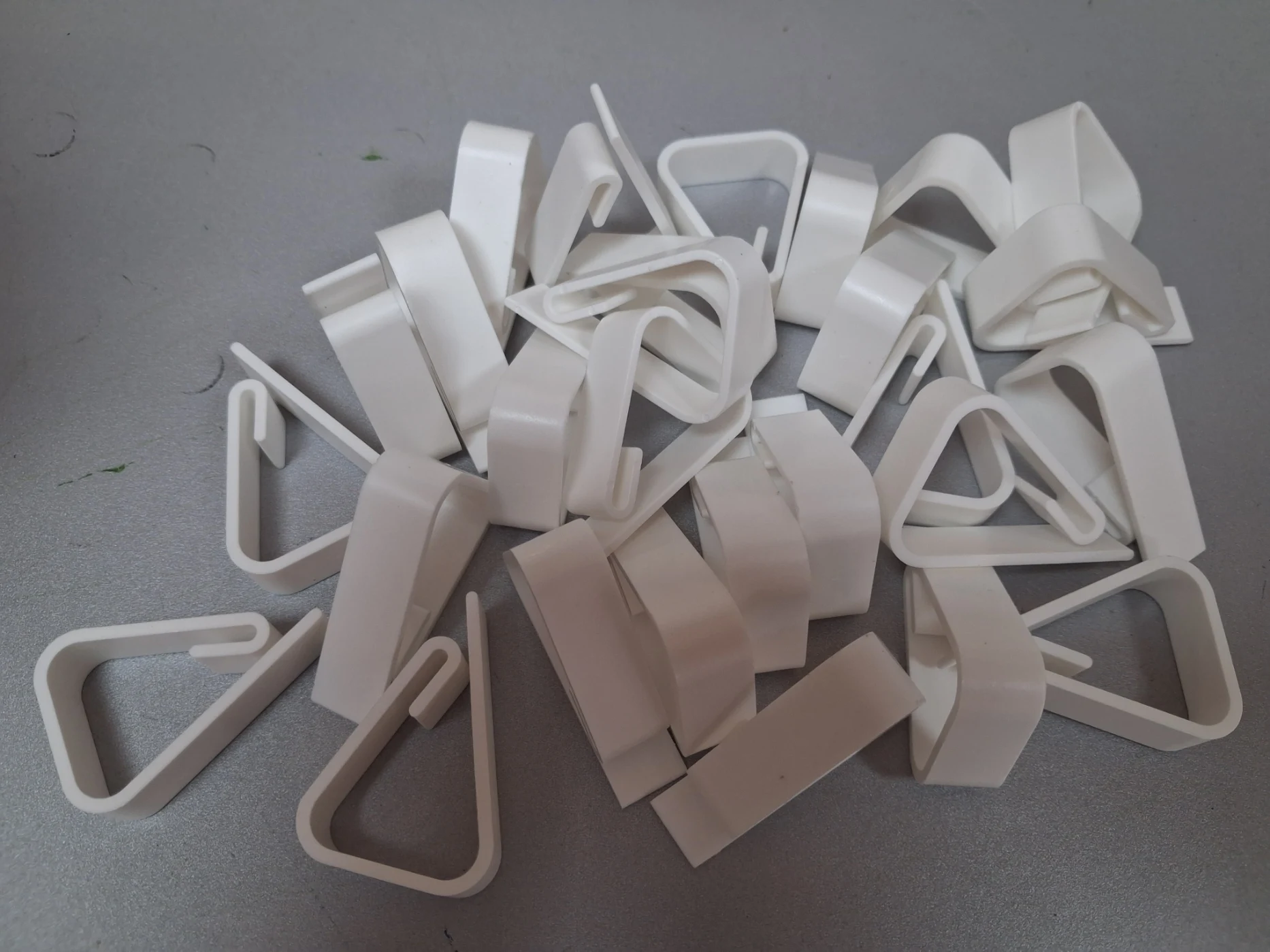 200 tafelkleedklemmen, tafelkleedhouders, tafelkleedclips. Kunststof materiaal. Ideaal voor horeca en buitenactiviteiten. Bulkverpakking in herbruikbare kartonnen doos. Brons