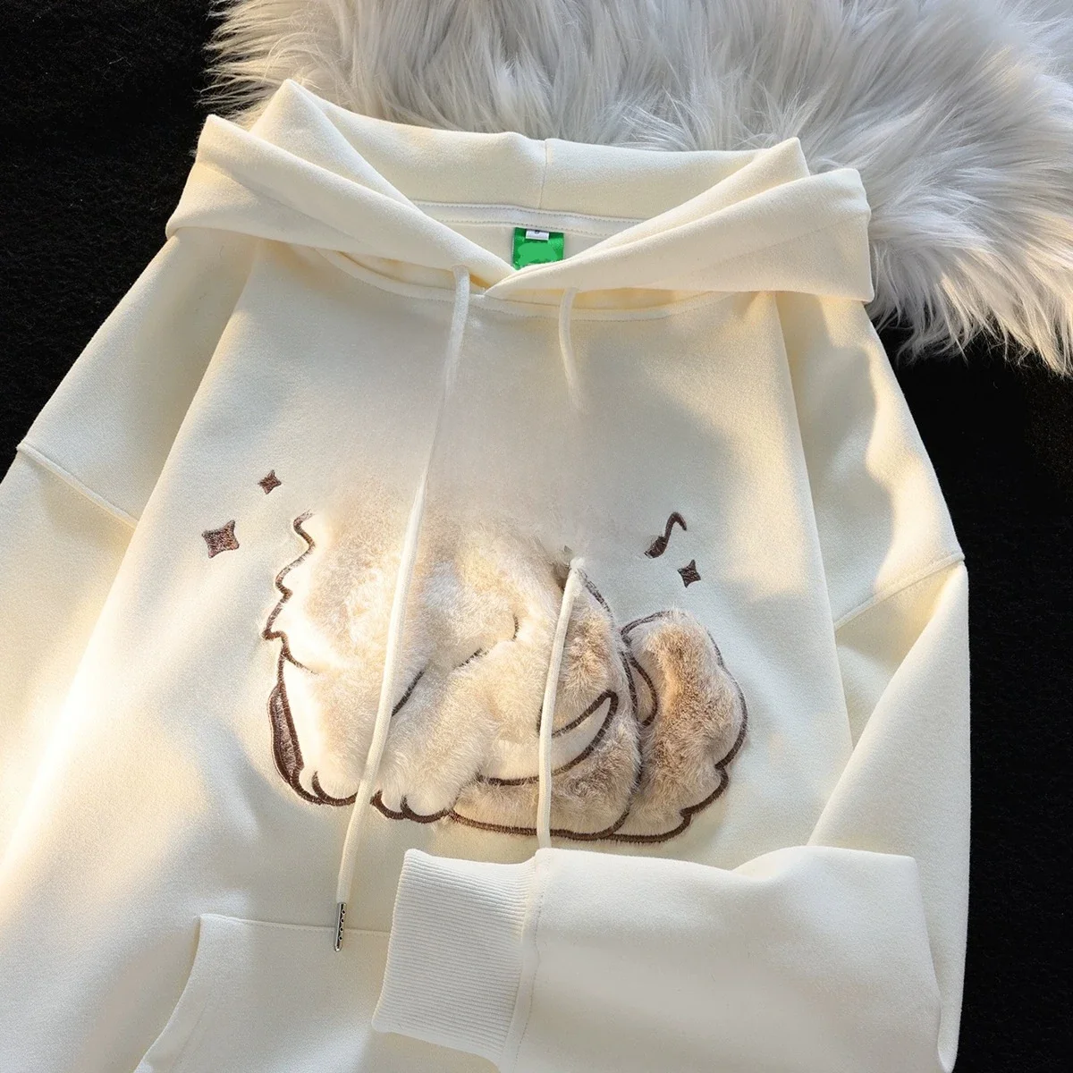 Bluza z kapturem w stylu koreańskim z nadrukiem kota, streetwear, haftowany wzór, jesień zima, urocza kreskówka, luźny krój dla par, męska i damska. — zdjęcie 2