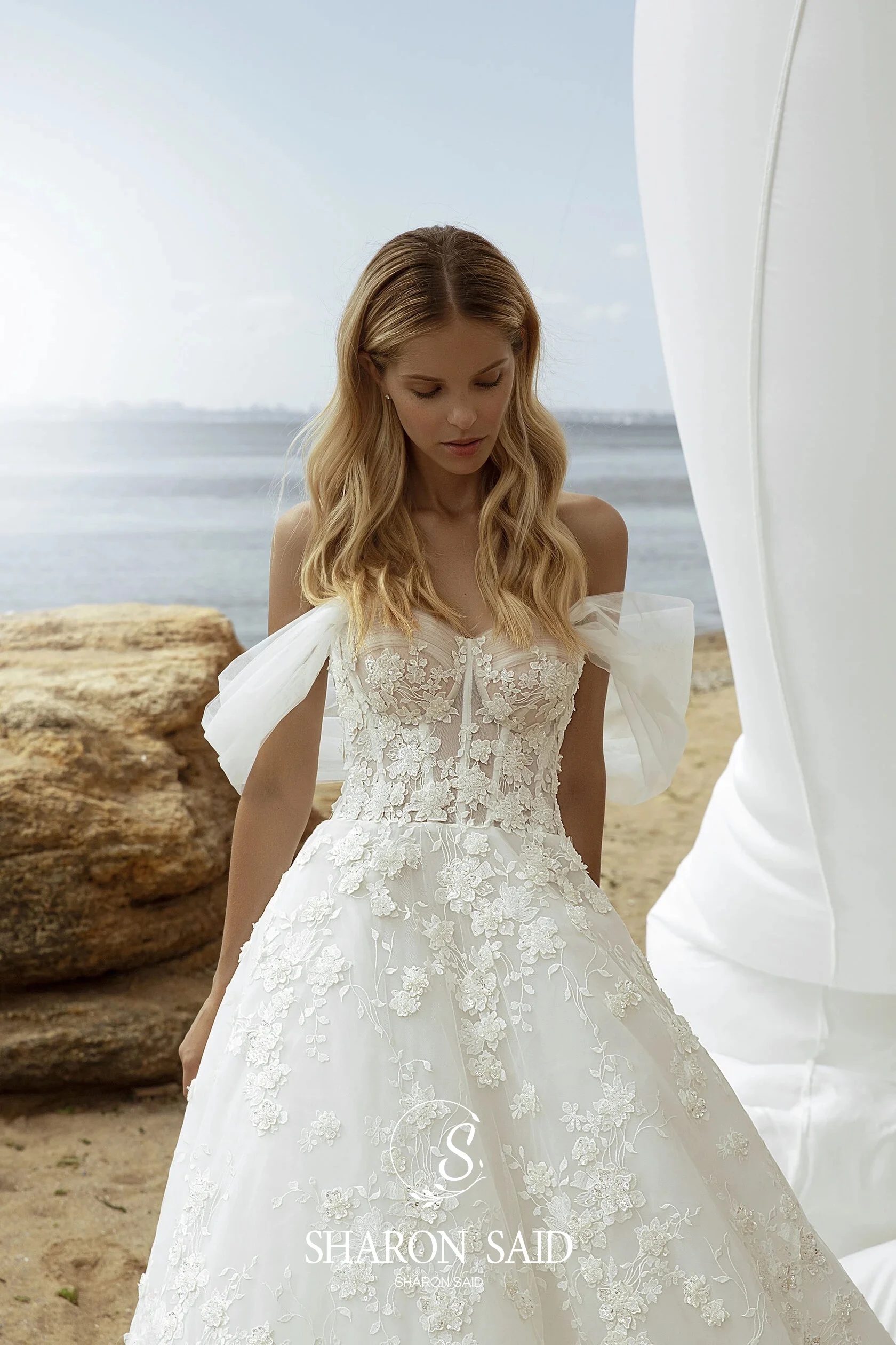 Sharon Said Romantische 3D Bloemen A-lijn Off White Tule Trouwjurk 2025, Off Schouder Kapel Trein Bruidsjurken SW485 Aangepaste