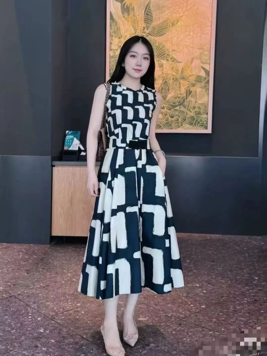 Vestido elegante sem mangas de algodão estampado abstrato de verão