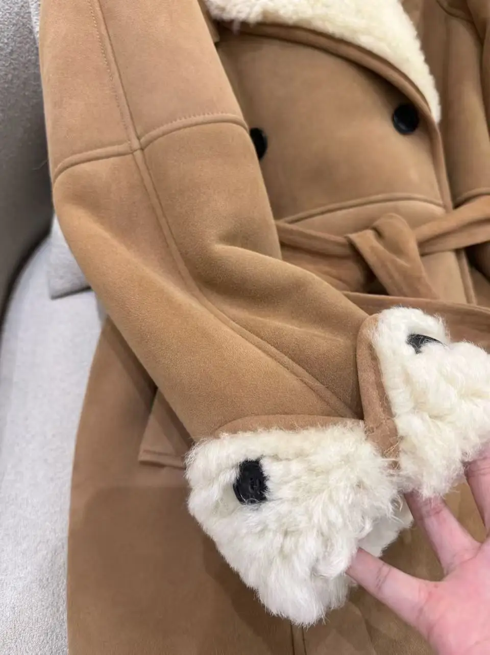 Wintermantel aus Schaffell mit warmem Gürtel für Damen