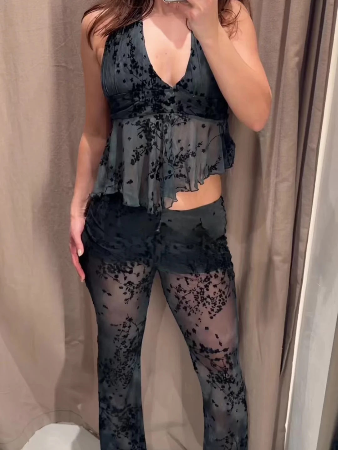 

Полупрозрачный бархатный топ с принтом и расклешенные брюки с высокой талией — стильный женский комплект для вечеринок и отпуска