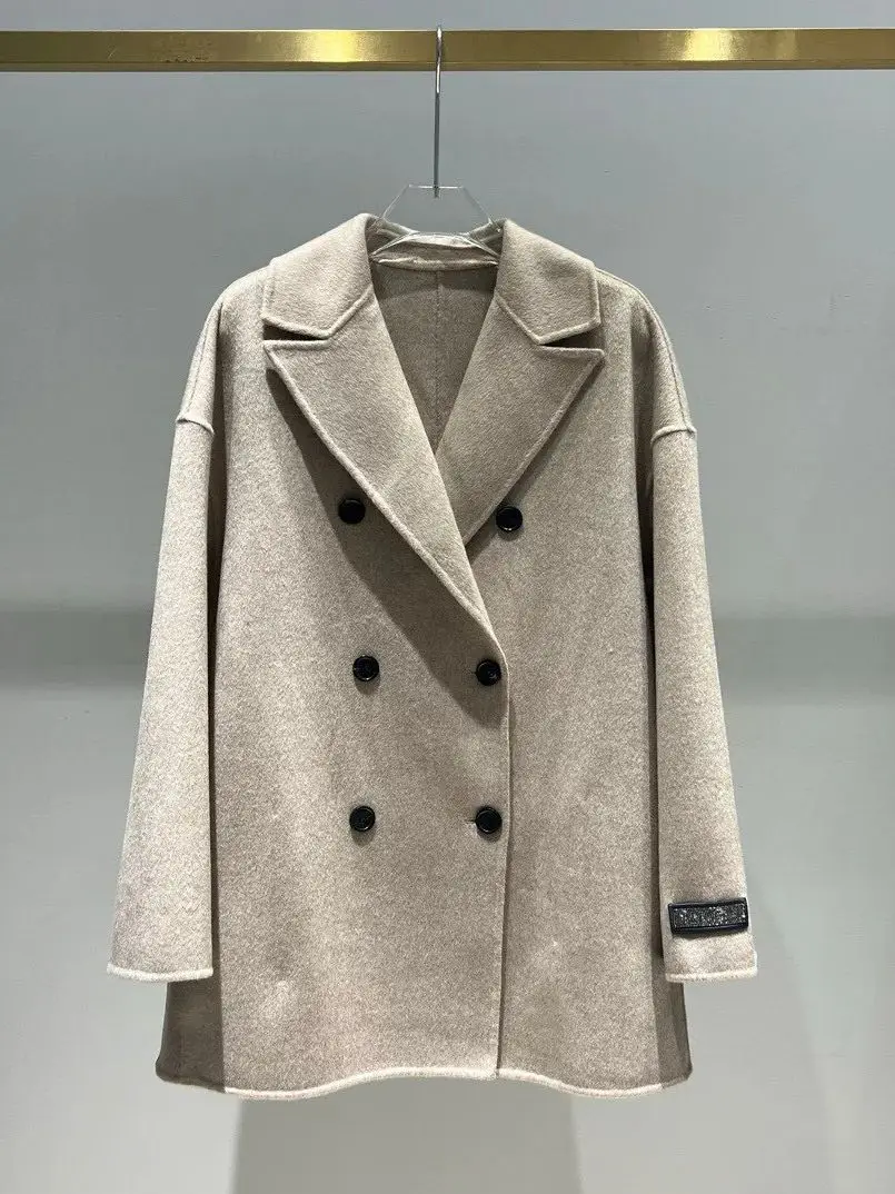 Eleganter einfarbiger Sashmere-Mantel für Damen im Herbst