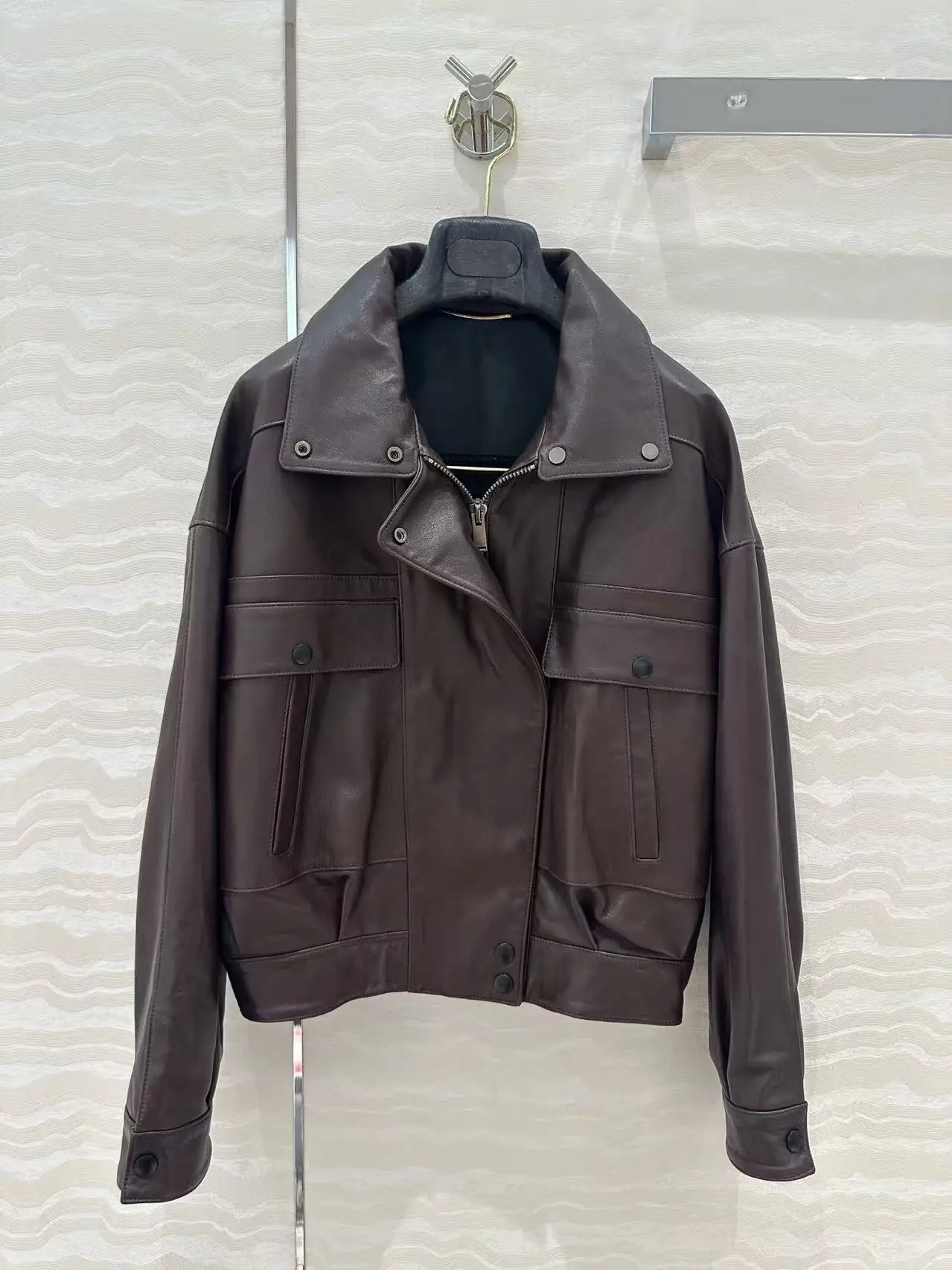 أزياء عتيقة عصرية ضرورية مع سترة جلدية مغلفة مزدوجة الجيوب #1