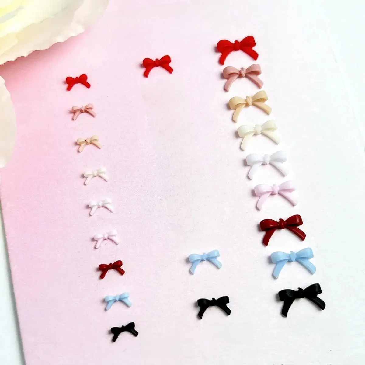 100Pcs Solid Color Bowknots Resin Nail Art Decorations 3D Mini Cute Line Bows Nail Charms for DIY Hair Clip Nails Accessories — zdjęcie 2