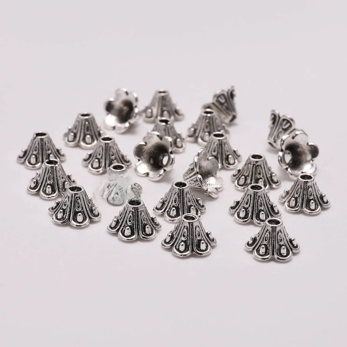 50 sztuk/partia kwiat luźne koraliki dystansowe czapki 8mm tybetański antyczne stożkowe koraliki Cap filigran dla DIY biżuteria znalezienie Making — zdjęcie 2