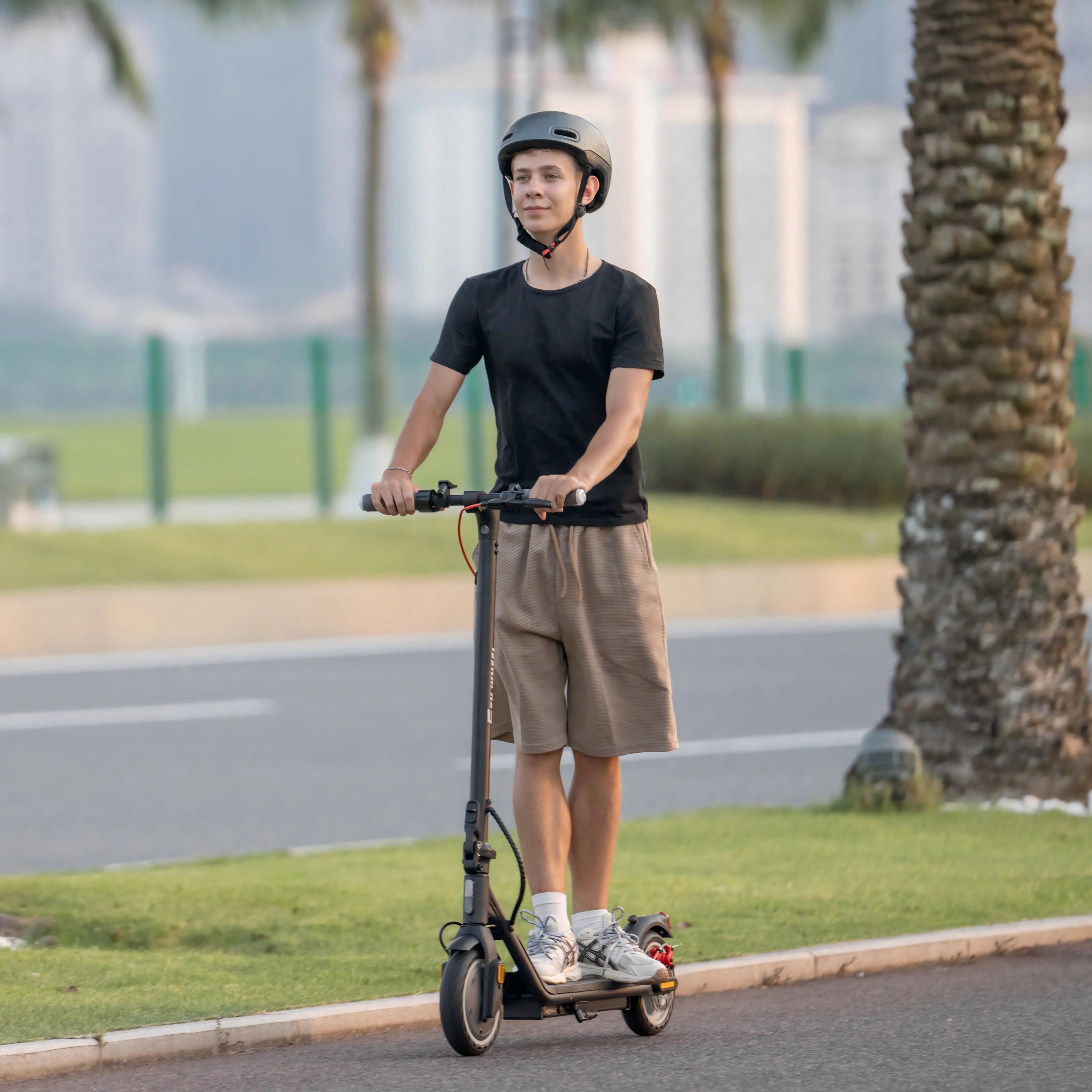 INVANTI Lightweight Folding Electric Scooter for Adults & Teens, 350W 36V 7.5Ah, Long Range Commuter E-Scooter with 8.5'' Wheels, Smart App Control