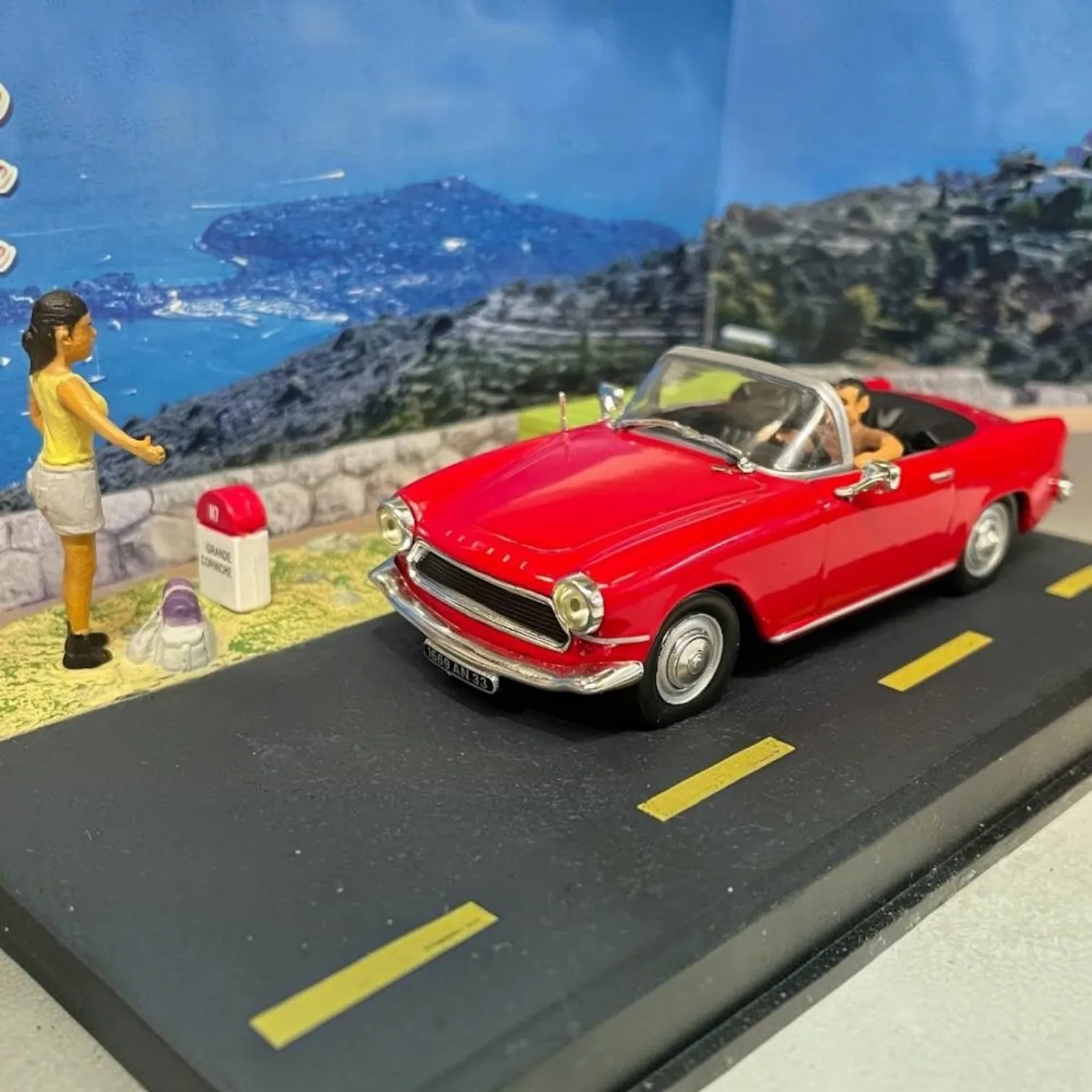 Altaya, Diorama Simca Oceane, véhicule de la collection Route Bleue, rendant hommage à la légendaire Route Nationale 7 qui relierait Paris à la Côte d'Azur, échelle 1:43, miniature en métal moulé sous pression, collection Route Bleue, sans couvercle, vitrine.