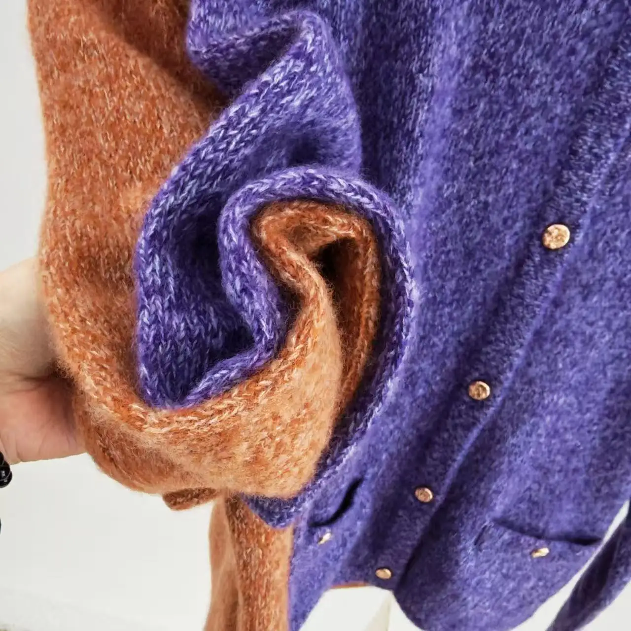 Elegante cardigan girocollo 100% cashmere con doppie tasche e bottoni dorati