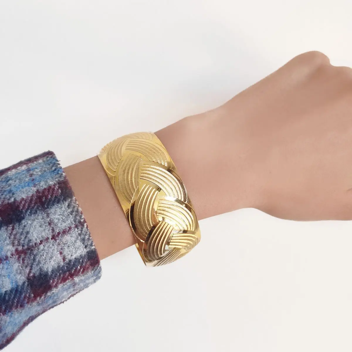 Mega pulseira banhada a ouro para mulheres, 22 quilates, espessura 30mm, design elegante, design de acessórios, jóias, casamento sp, modelo trançado, real