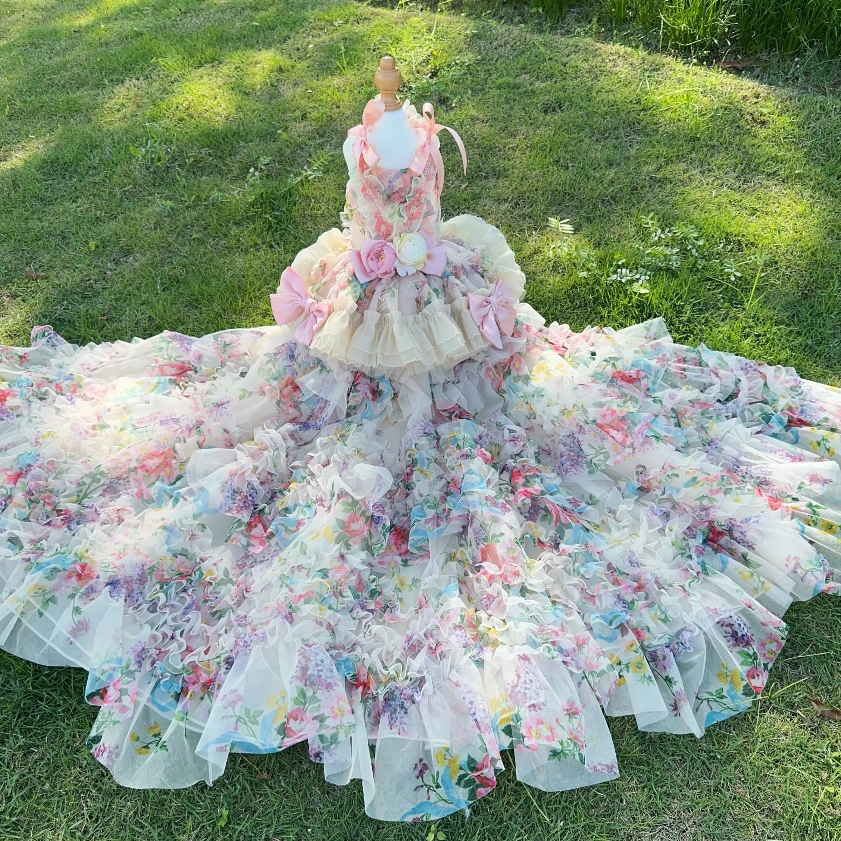 Luksusowe ubranka dla psów Rose Manor Ręcznie robiona kolorowa sukienka księżniczki z długim ogonem dla małego średniego psa Spódnica fotograficzna — zdjęcie 2