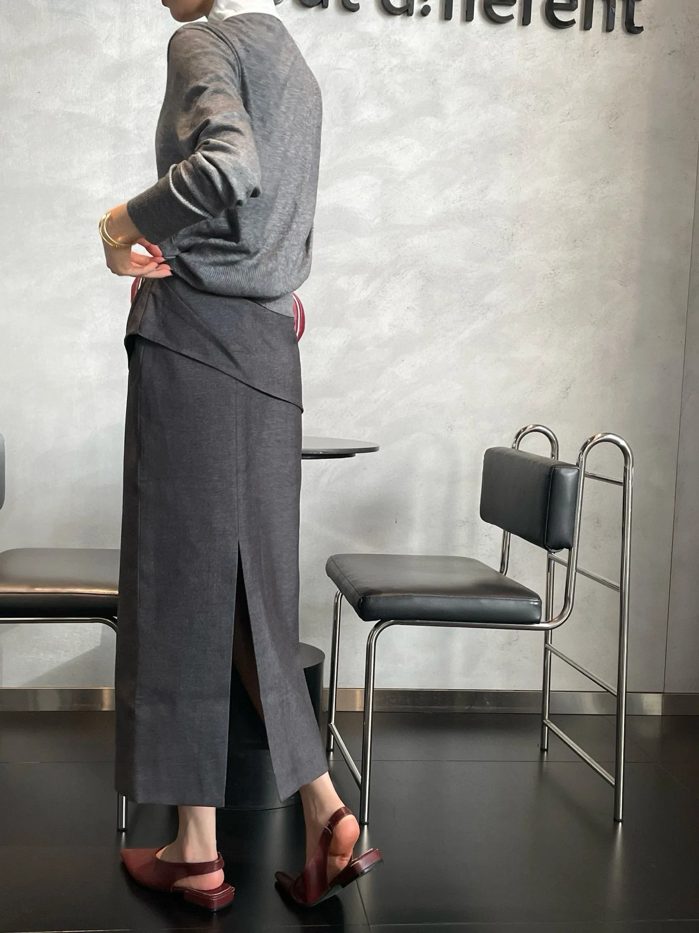 تنورة نسائية خريفية ذات لون سادة للمكتب بفتحة مستقيمة