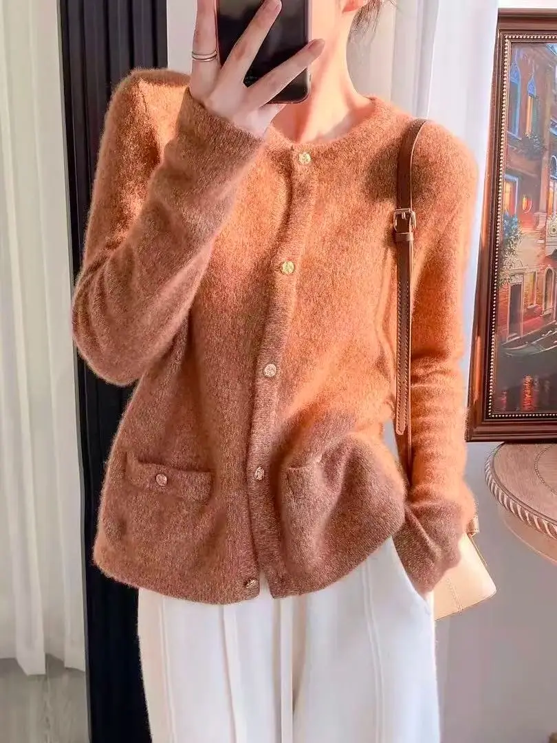 Elegante cardigan girocollo 100% cashmere con doppie tasche e bottoni dorati