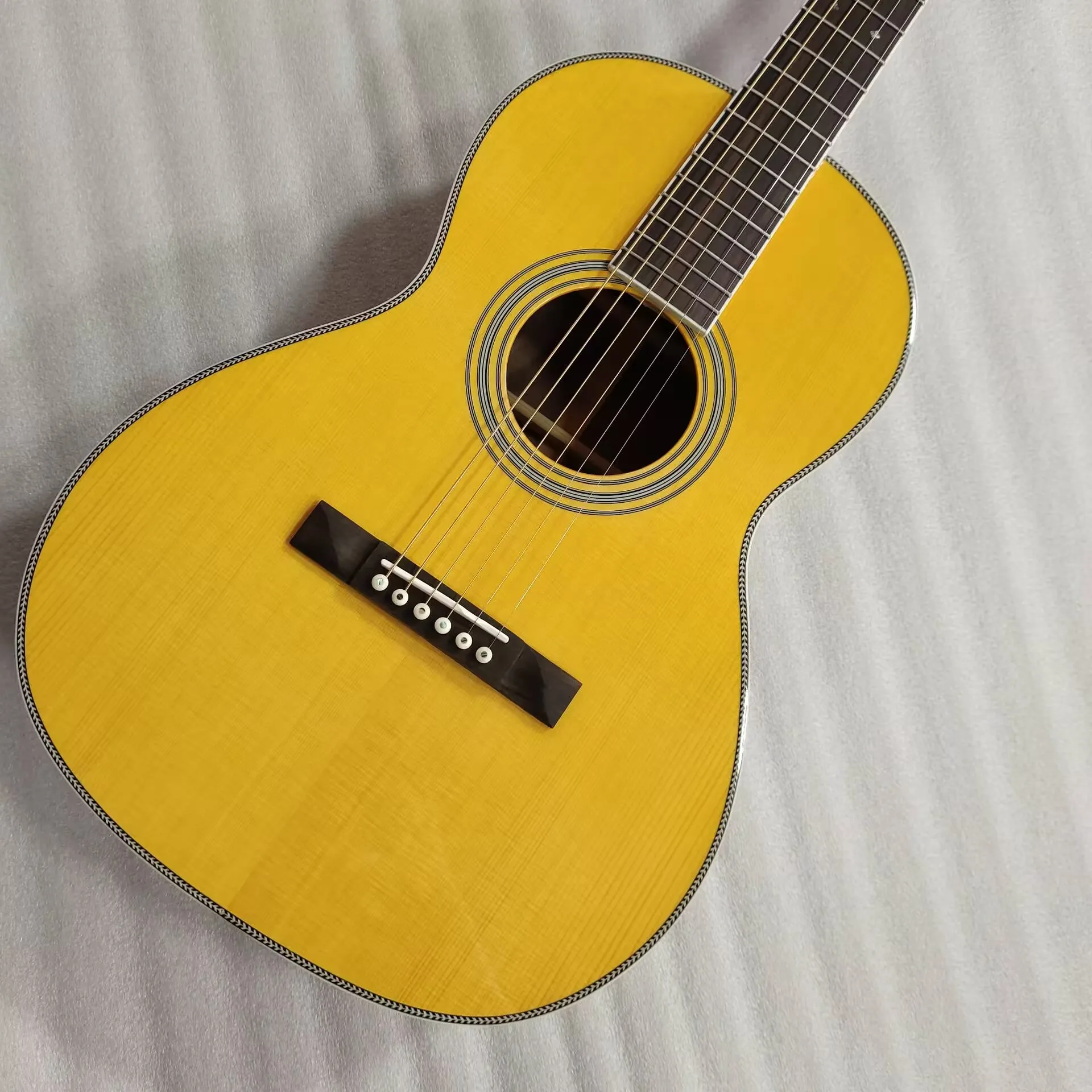 Professionelle O28 VS Akustikgitarre mit massiver Sikta-Fichtendecke, Vintage-Glanz-Finish, breite Nuss-Salongitarre