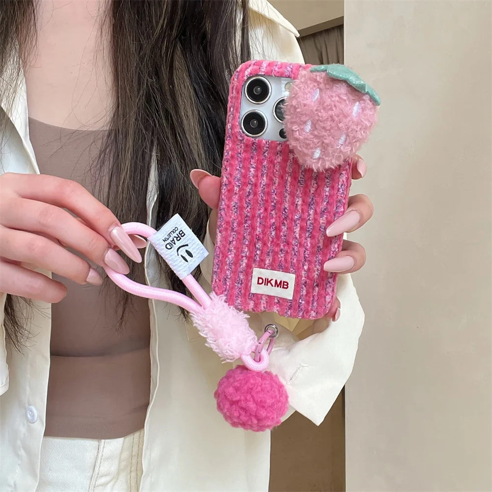 الكورية INS مخطط أفخم ثلاثية الأبعاد الفراولة جراب هاتف آيفون 17 برو 14 15 برو 16 برو ماكس Fundas مع حزام اليد فروي لطيف حالات