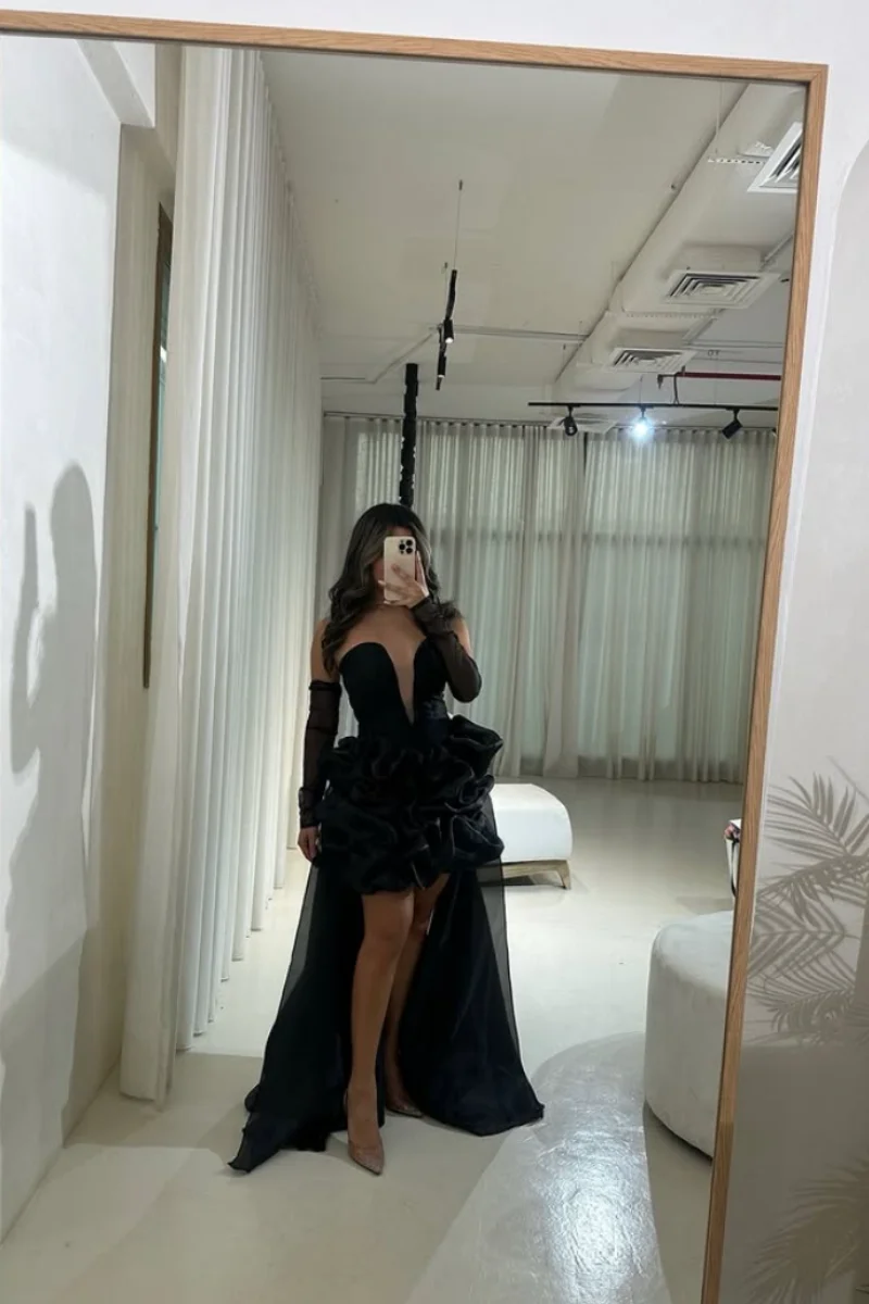 فساتين سهرة من الساتان المكشكش من Jessica باللون الأسود خارج الكتف فساتين حفلة موسيقية قصيرة رائعة فساتين حفلات الأميرات حسب الطلب