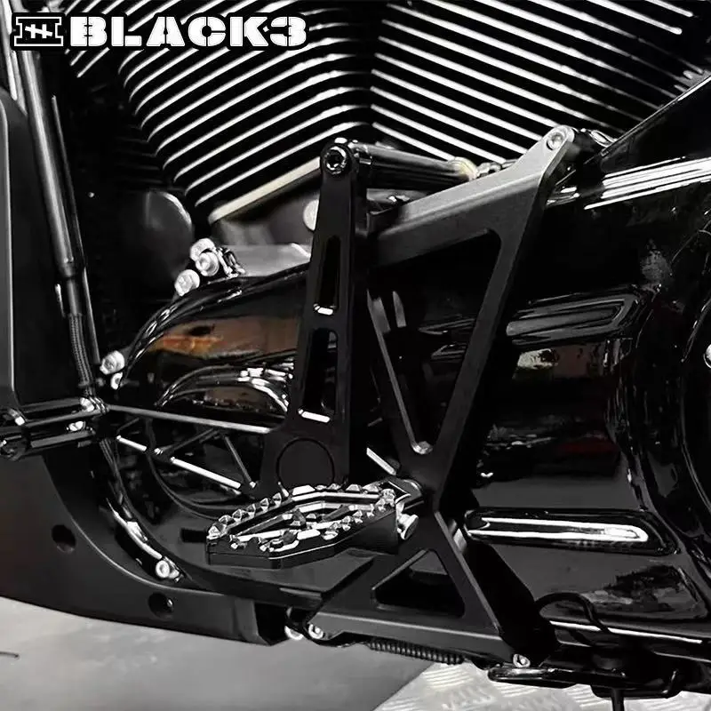 Black3 DS Style Mid Foot Pegs For Harley Low Rider S Low Rider ST Street Bob Breakout Motorcycle Mid Controls Footrest Mod