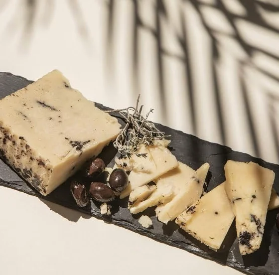 Wedge of sheep 100% cheese with truffle-approx. 200g, vacuum packed in our special selection of Iberian Gourmet at home.