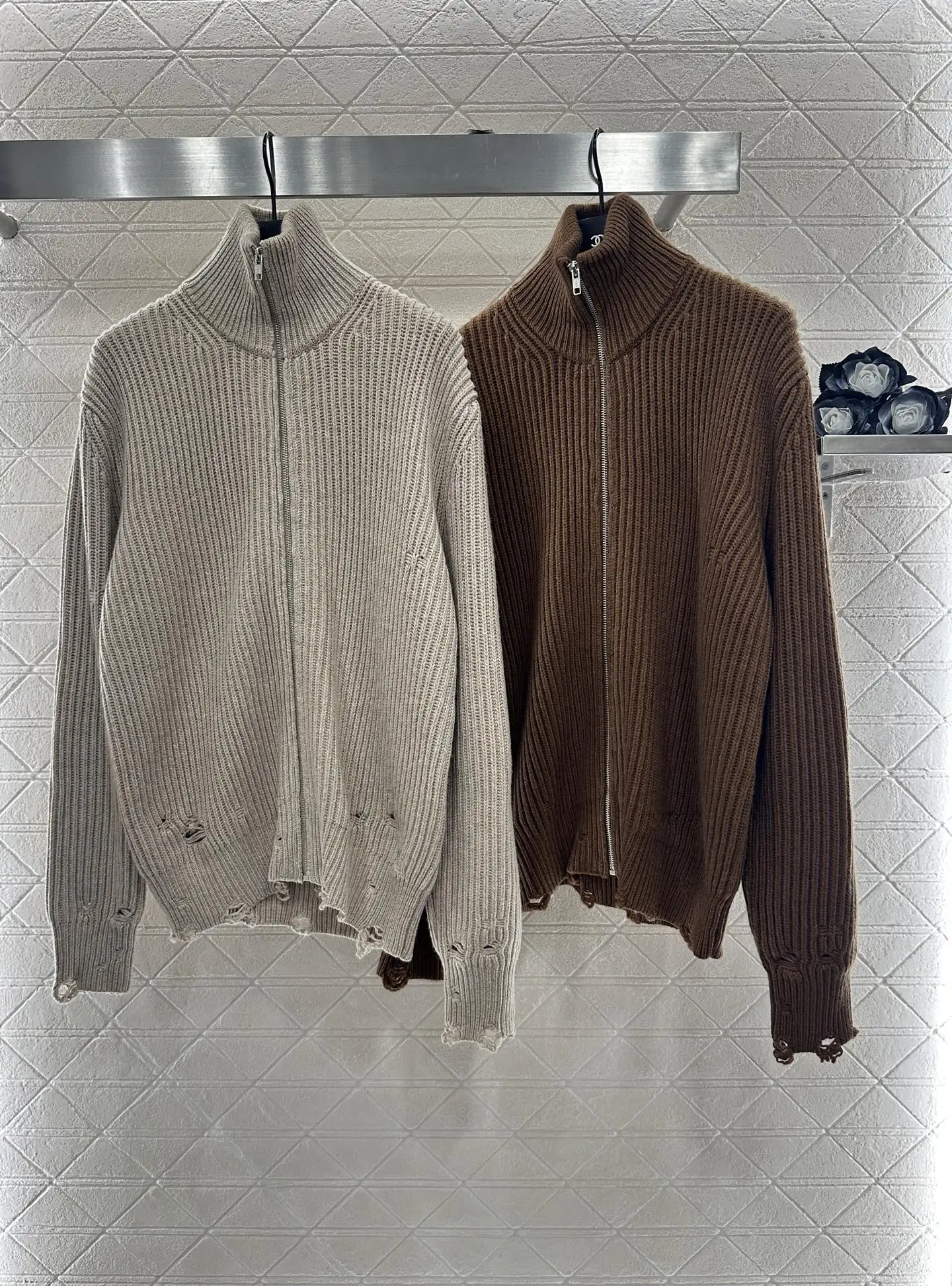 

New products for autumn and winter 2025 are on sale, including a perforated stand up collar knitted cardigan 89