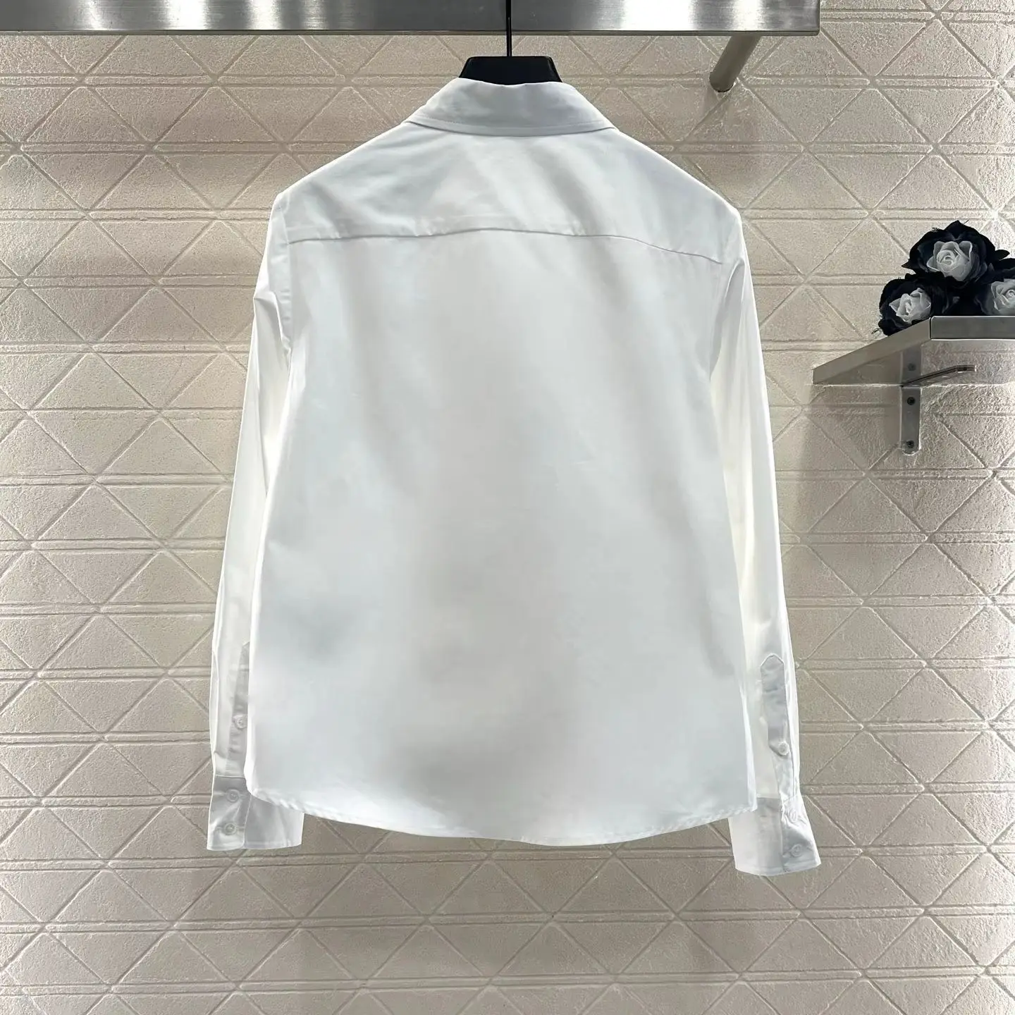 

2025 New Arrivals: Pin Logo Shirt Made of Cotton, Lapel Shirt Design with Pleats that Can Be Tie or Loosen