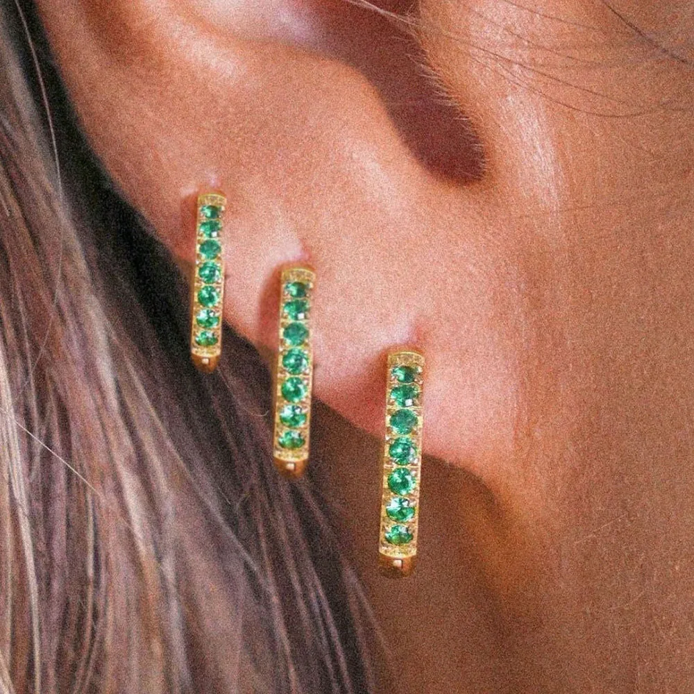 Juego de 3 uds de pendientes apilables Huggie con aros de circonia cúbica verde esmeralda pequeños para mujer, hélice de cartílago delicada chapada en oro de 14 quilates hipoalergénico