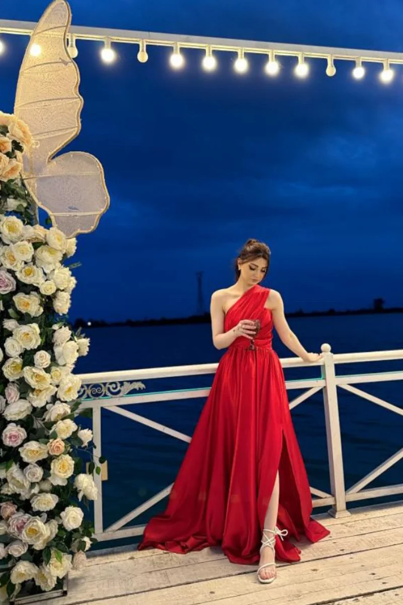 Jessica Sweet Red Abiti da sera Abiti da ballo sexy in raso con spacco laterale su una spalla Abiti da festa di nozze a forma di A personalizzati