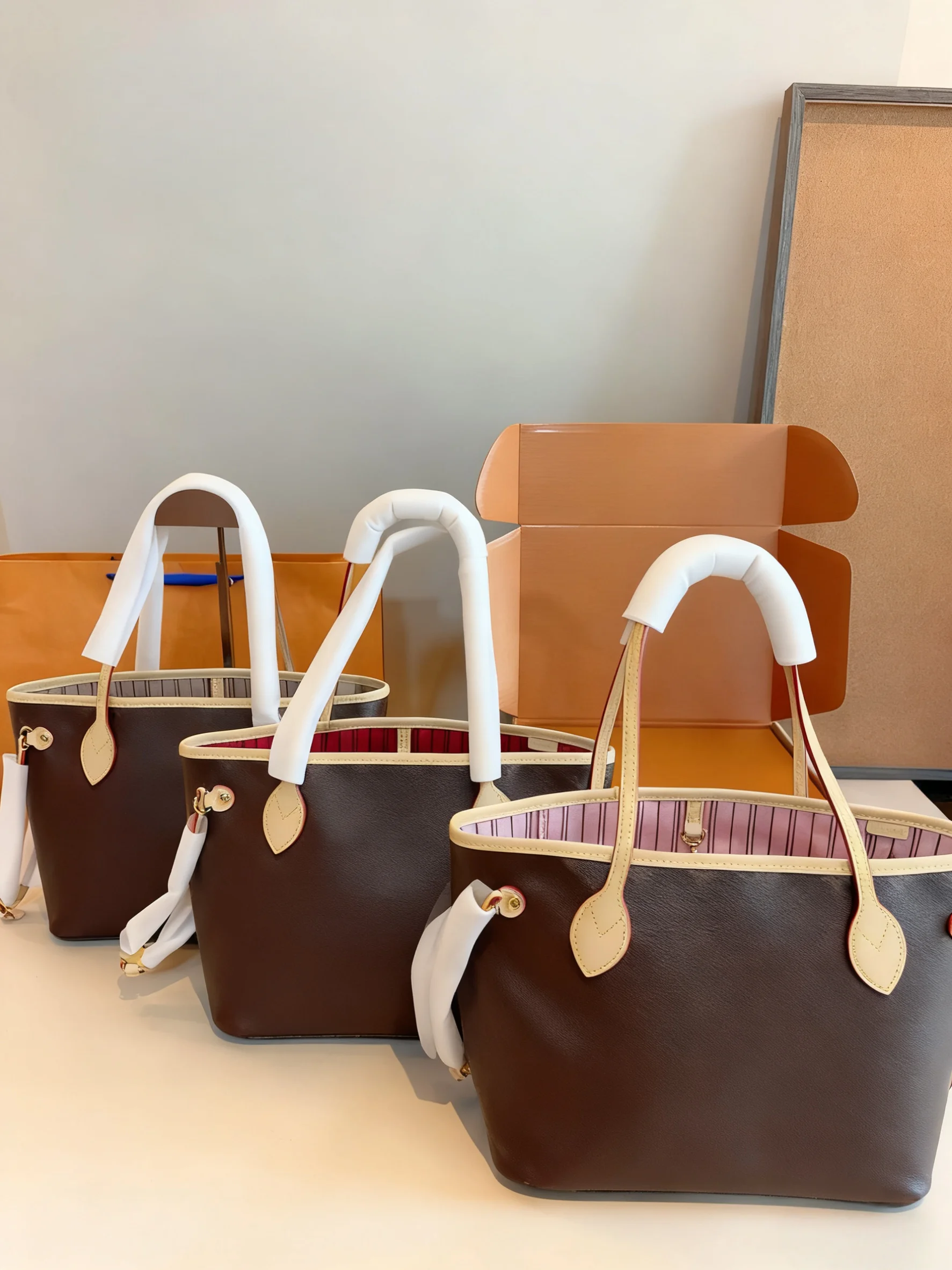 

2025 New SIZE: 28X12X32 CM Fashionable Versatile bags leather Portable can be carried on the shoulder no boxes