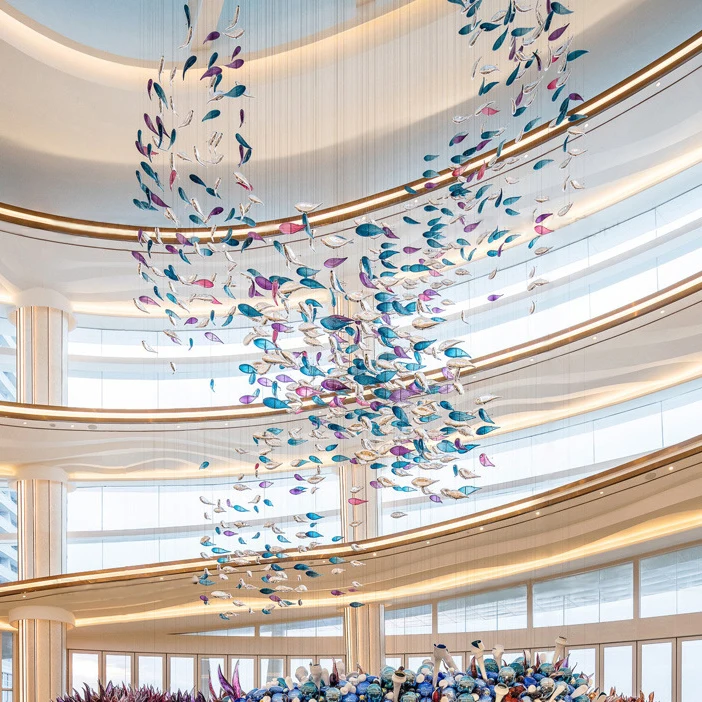 Projeto iluminações peixe pendurado luz pingente de vidro criativo mar peixe roxo azul decoração lustres teto alto para lobby do hotel