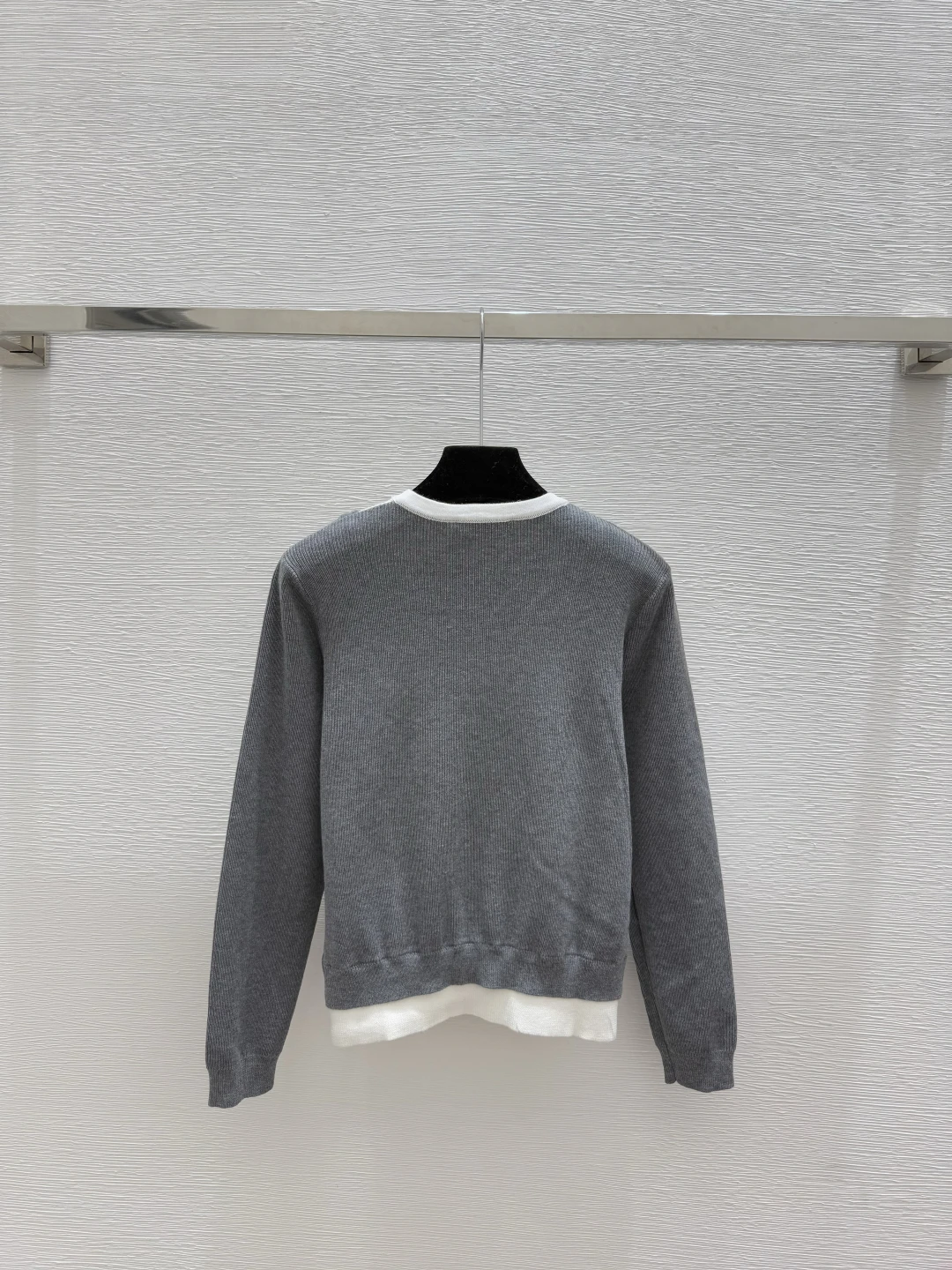 

Gray Layered Knit Cardigan, Textured Fabric & Trendy Design for Stylish Everyday Outfits