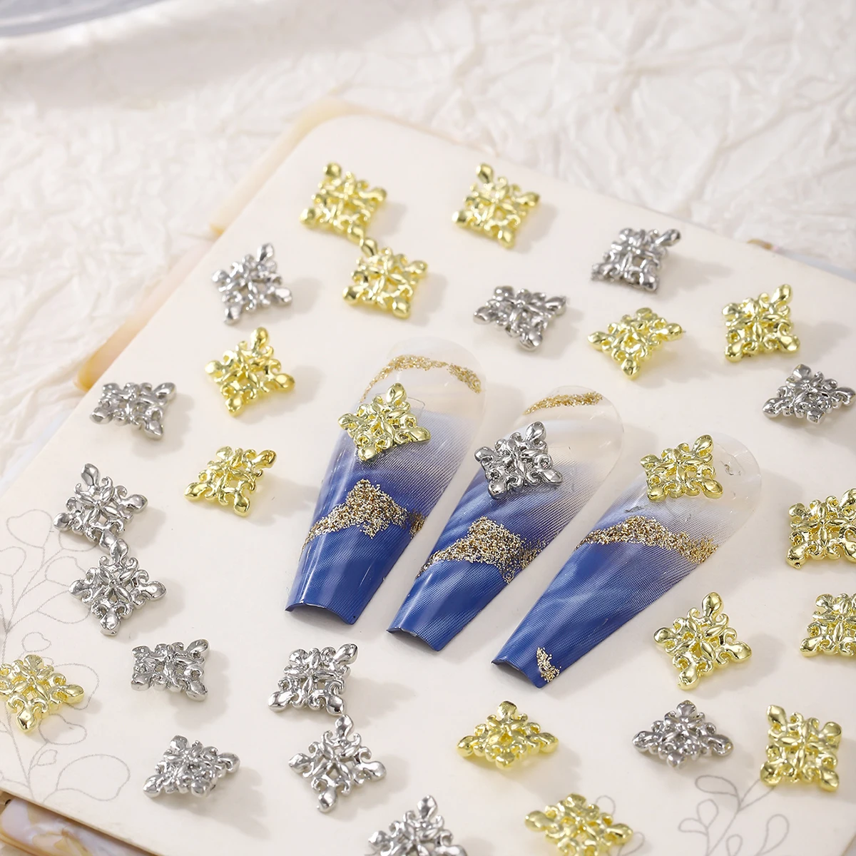 20ชิ้นสไตล์วังย้อนยุคโคลเวอร์สี่แฉกตกแต่งเล็บสไตล์โลหะ Y2k ตกแต่งเล็บพลอยเทียม DIY สไตล์พังก์