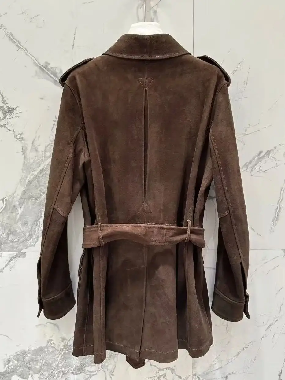 Chaqueta clásica de ante de piel de alta calidad con fajín.