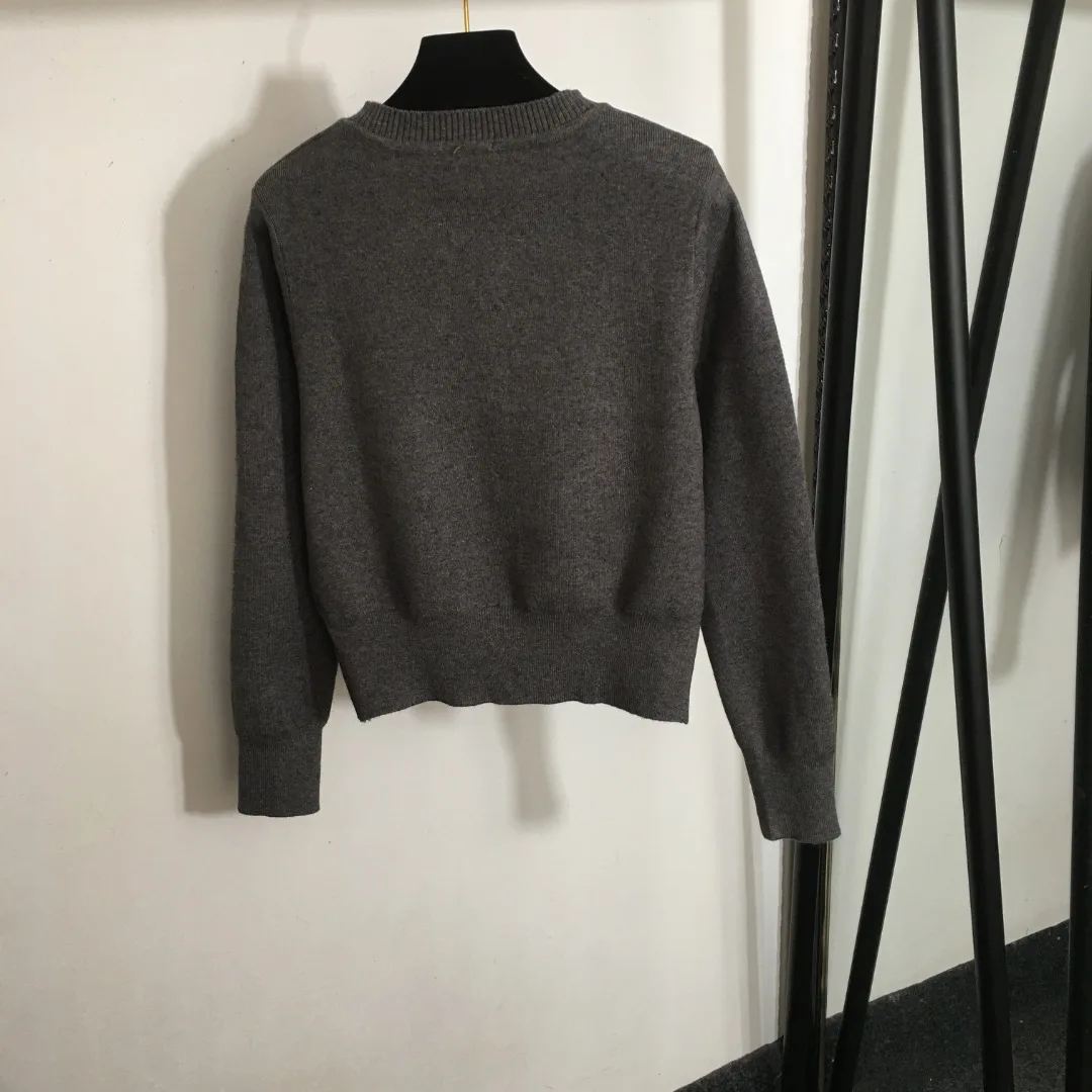 

2025 женский осенне-зимний новый вязаный спортивный костюм, простой вязаный кардиган с логотипом и длинными рукавами, широкие брюки с высокой талией