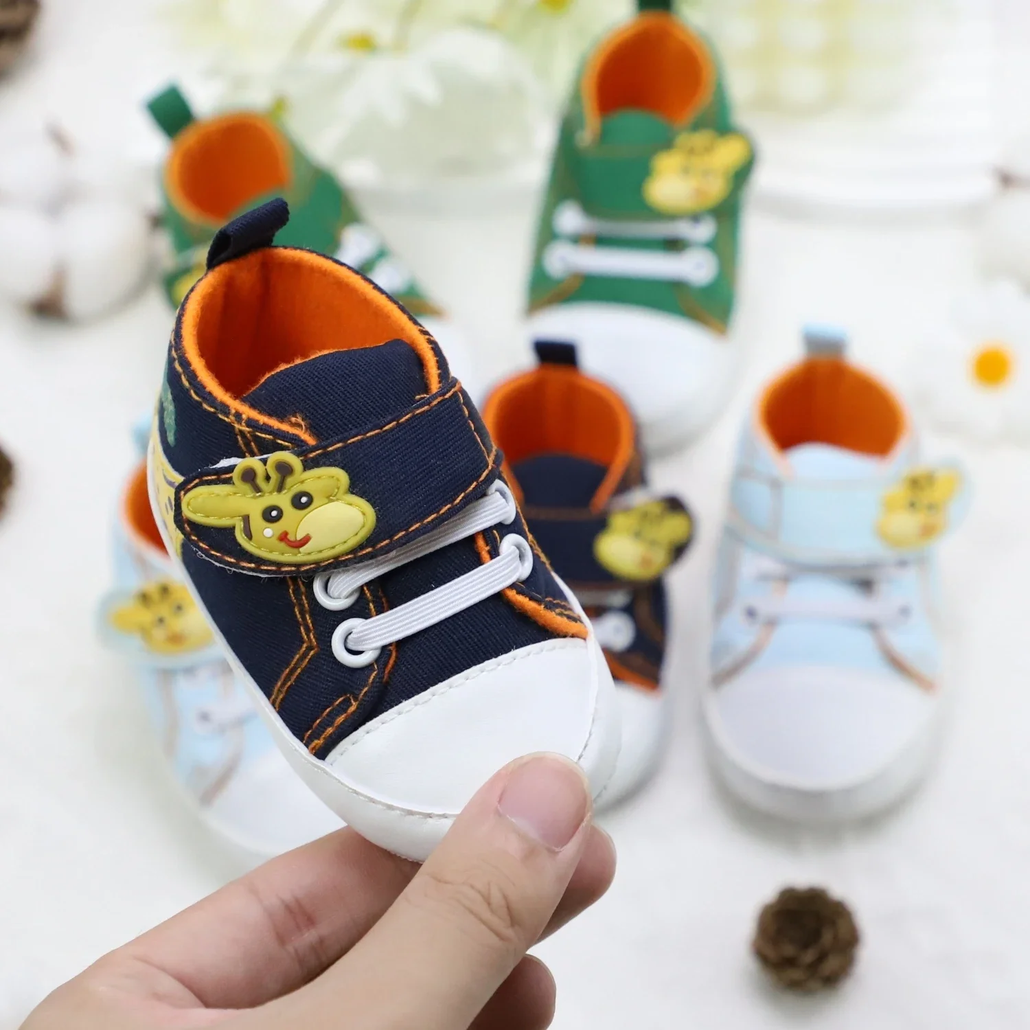 Baskets confortables de dessin animé mignon pour bébés garçons, chaussures légères antidérapantes pour un usage quotidien et de vacances, toutes saisons