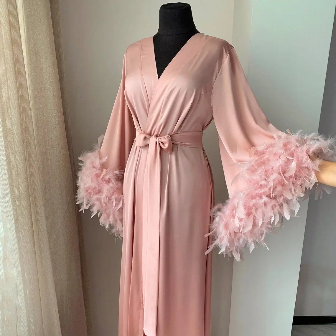 

Pink Bridal Robe With Feather Split Wedding Kimono Long Fur Lingerie Women Gowns Boudoir Bathrobe Maternity Robe For Babyshower