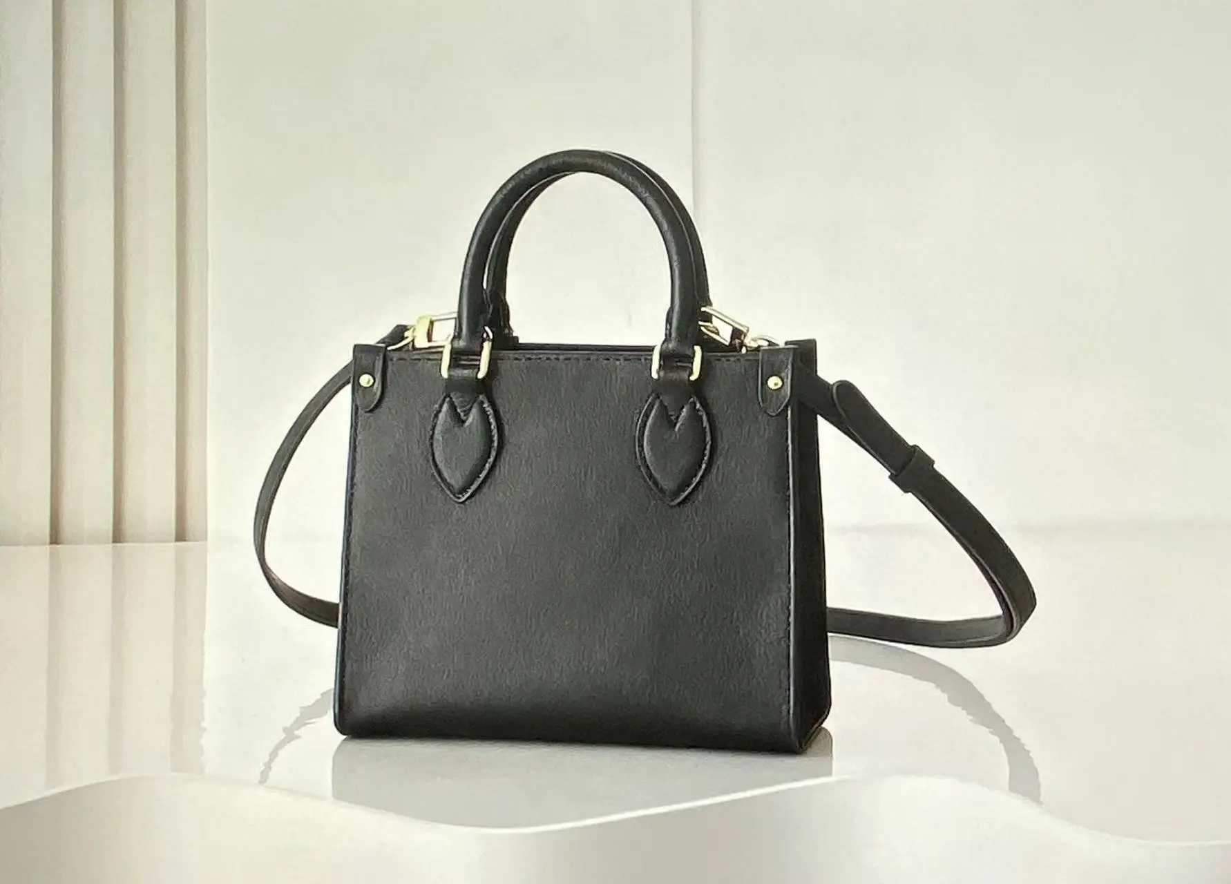 

2025 Новая классическая черная мини-женская сумка из натуральной кожи (размер: 18-15-8,5 см)