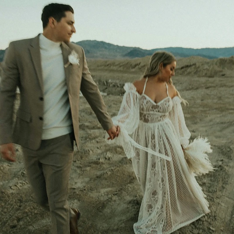 Maßgeschneidertes Boho-Brautkleid mit Spaghettiträgern und Elopement-Brautkleid, rückenfreies Korsett, gepunktete Spitze, langes Brautkleid mit abnehmbaren Ärmeln – Detail 1