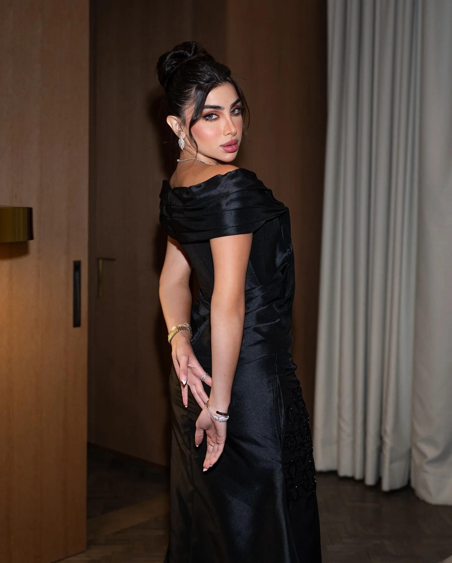 2025 Custom Made Sweetheart ซาตินปิดไหล่คนดังชุดโมเดิร์นแขนกุดตรงชุดราตรียาว