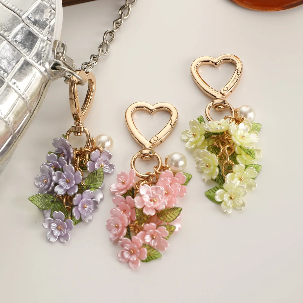 Fashionable and Creative Flower Filled Heart-Shaped Keychains, Bag Decorations, Luggage Hanging Keychains